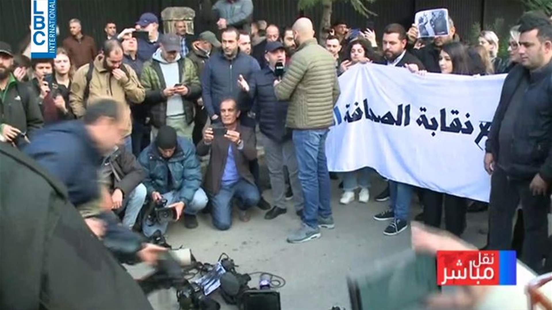 أمام وزارة الداخلية... وقفة احتجاجية استنكارا لما يتعرض له الصحافيون (فيديو)