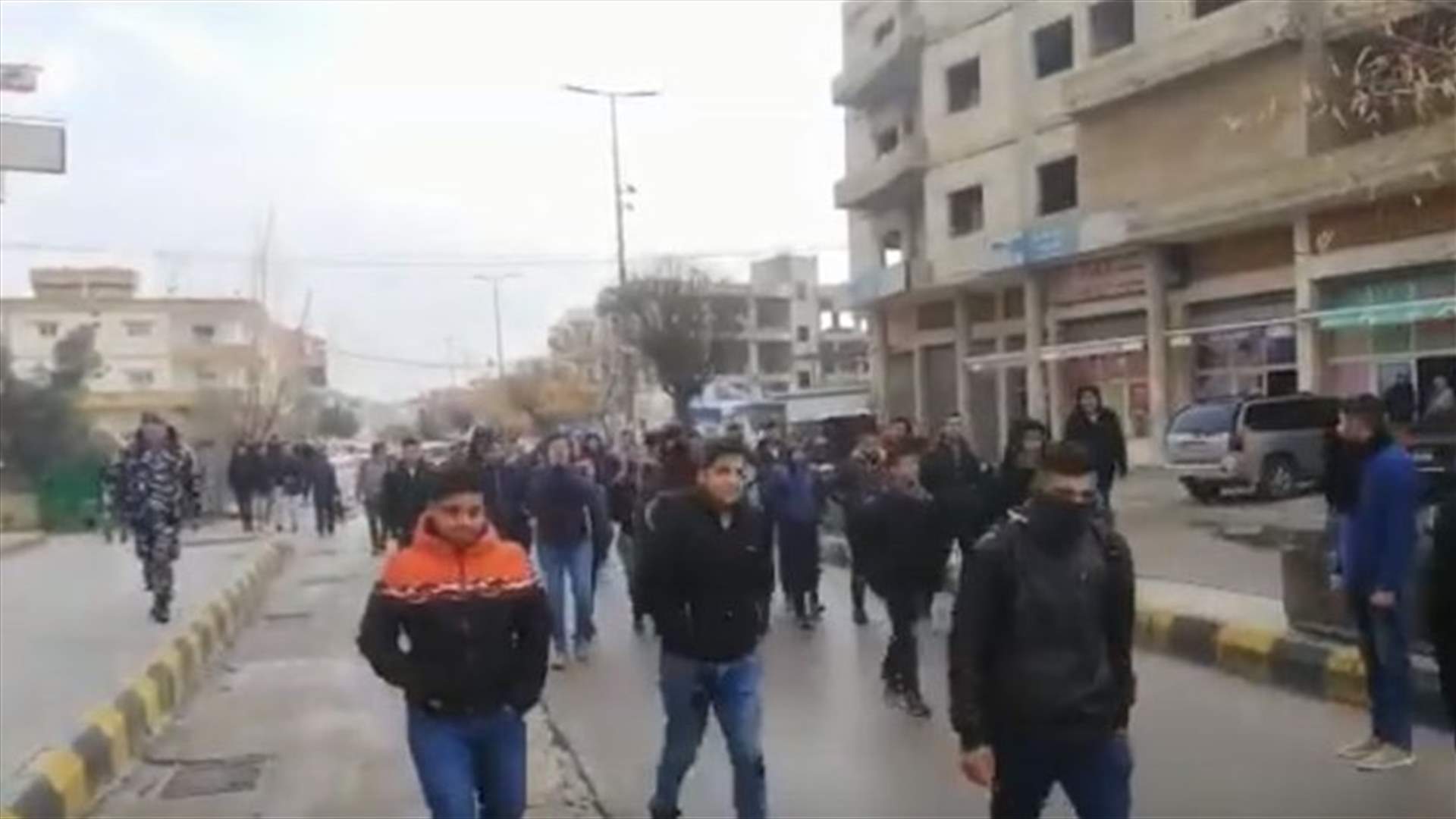 مسيرة طلابية في برالياس... ووقفات احتجاجية أمام المصارف (فيديو)