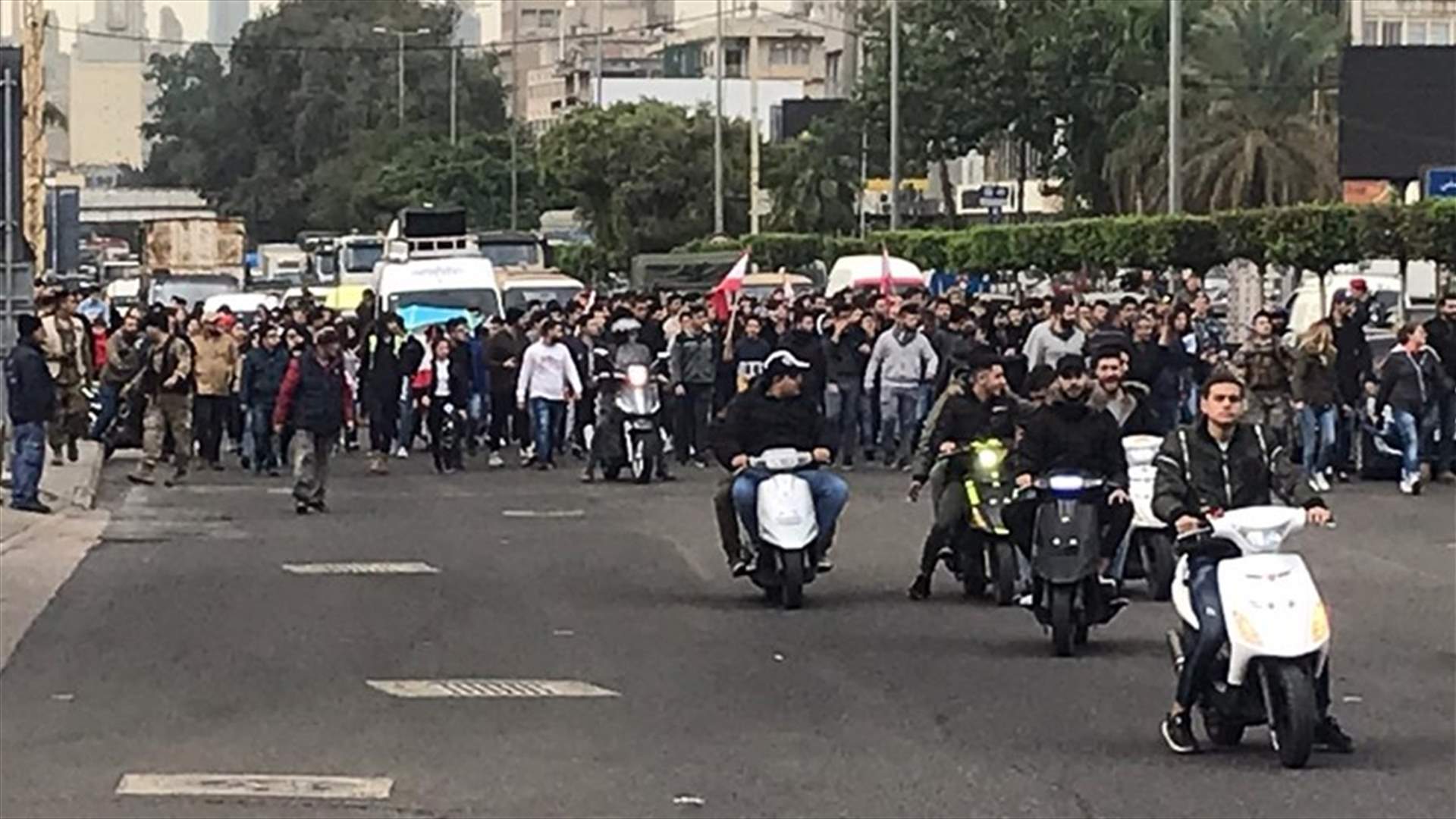 انطلاق مسيرة طالبية من أوتستراد الجديدة في إتجاه انطلياس (صورة)