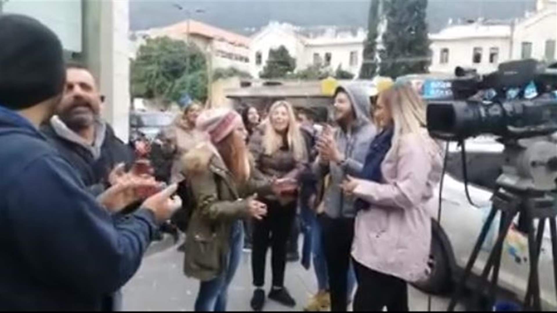 عيد ميلاد مراسلة الـLBCI رودين أبي خليل على وقع الثورة... إحتفال من نوع آخر! (فيديو)
