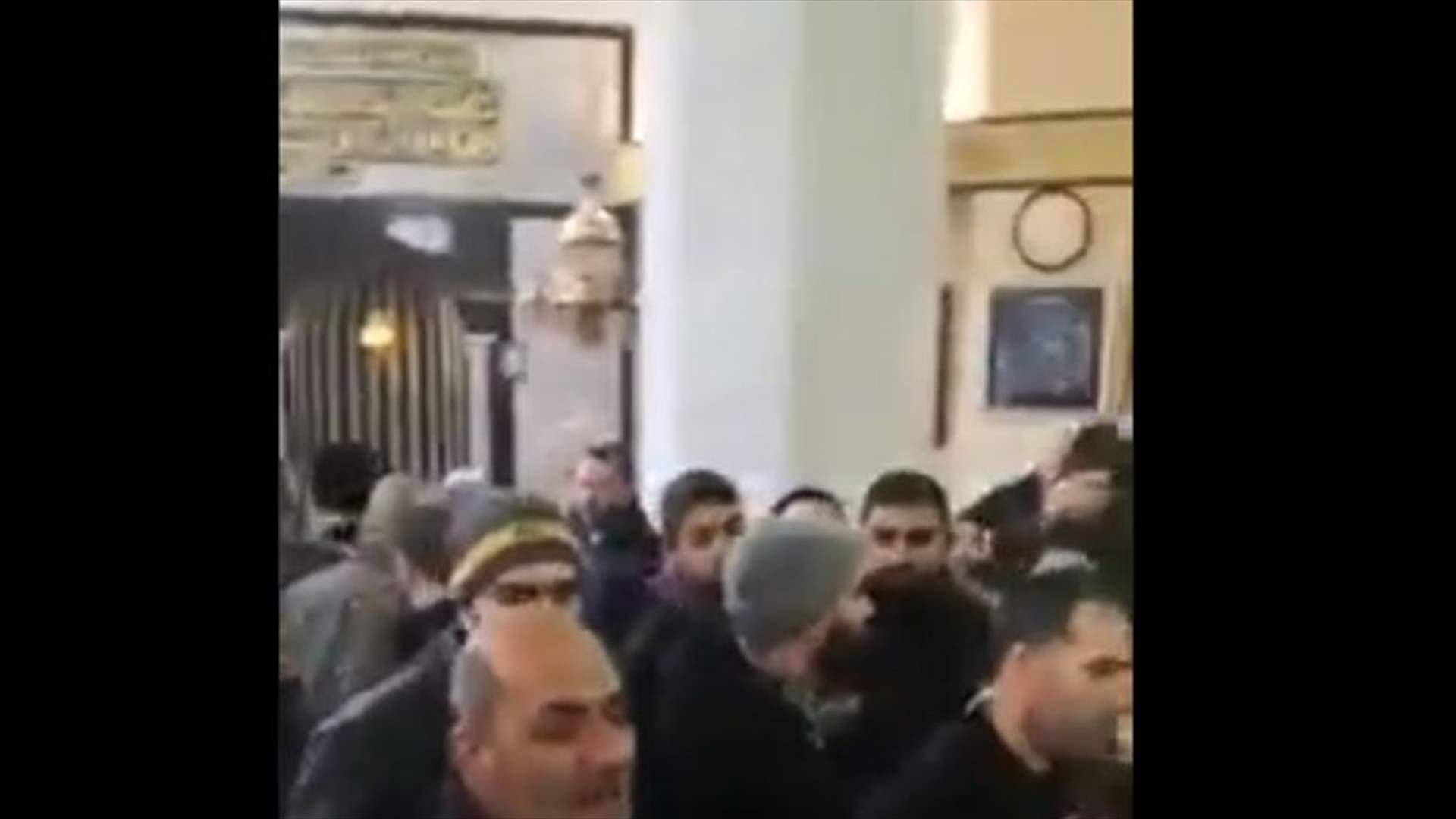 إشكال داخل مسجد النور في البحصاص بين قاضي المحكمة الشرعية السنية وبعض الثوار (فيديوهات)