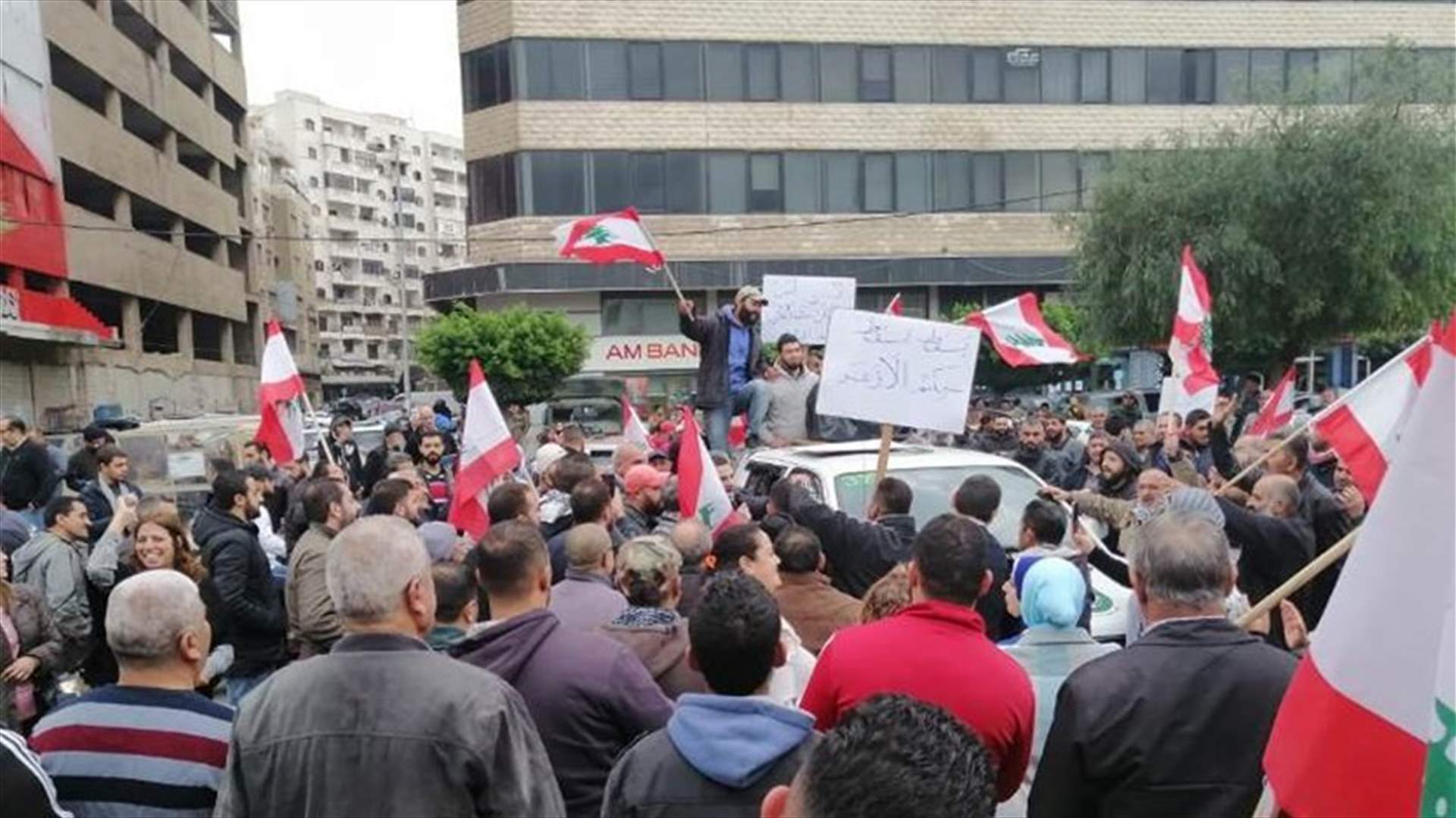 اعتصام امام سراي طرابلس و دعوات لاقالة محافظ الشمال
