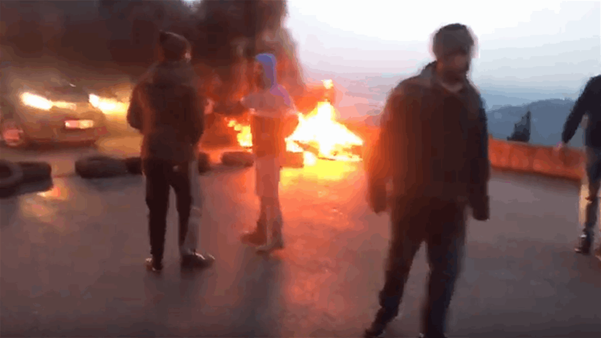 قطع طريق ضهر نصار - عكار احتجاجا على توقيف شابين (فيديو)