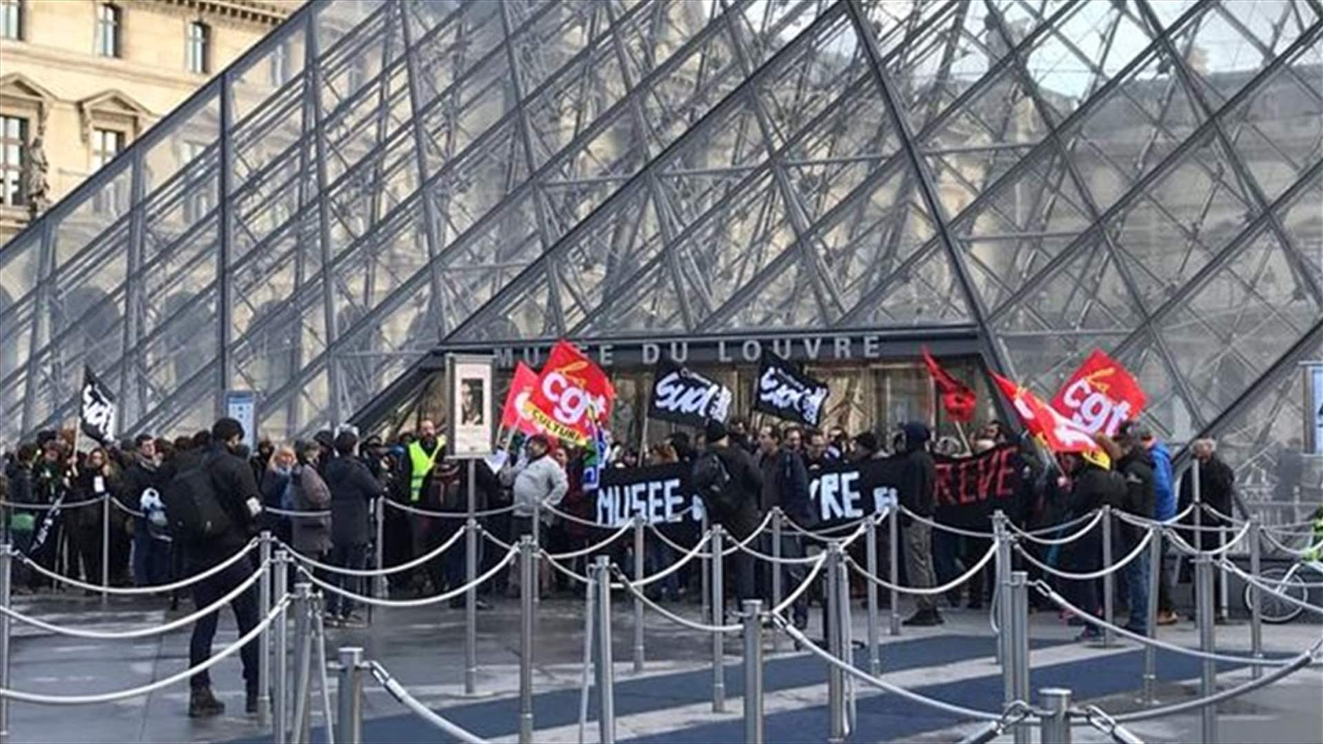 عمال مضربون يغلقون متحف اللوفر في باريس