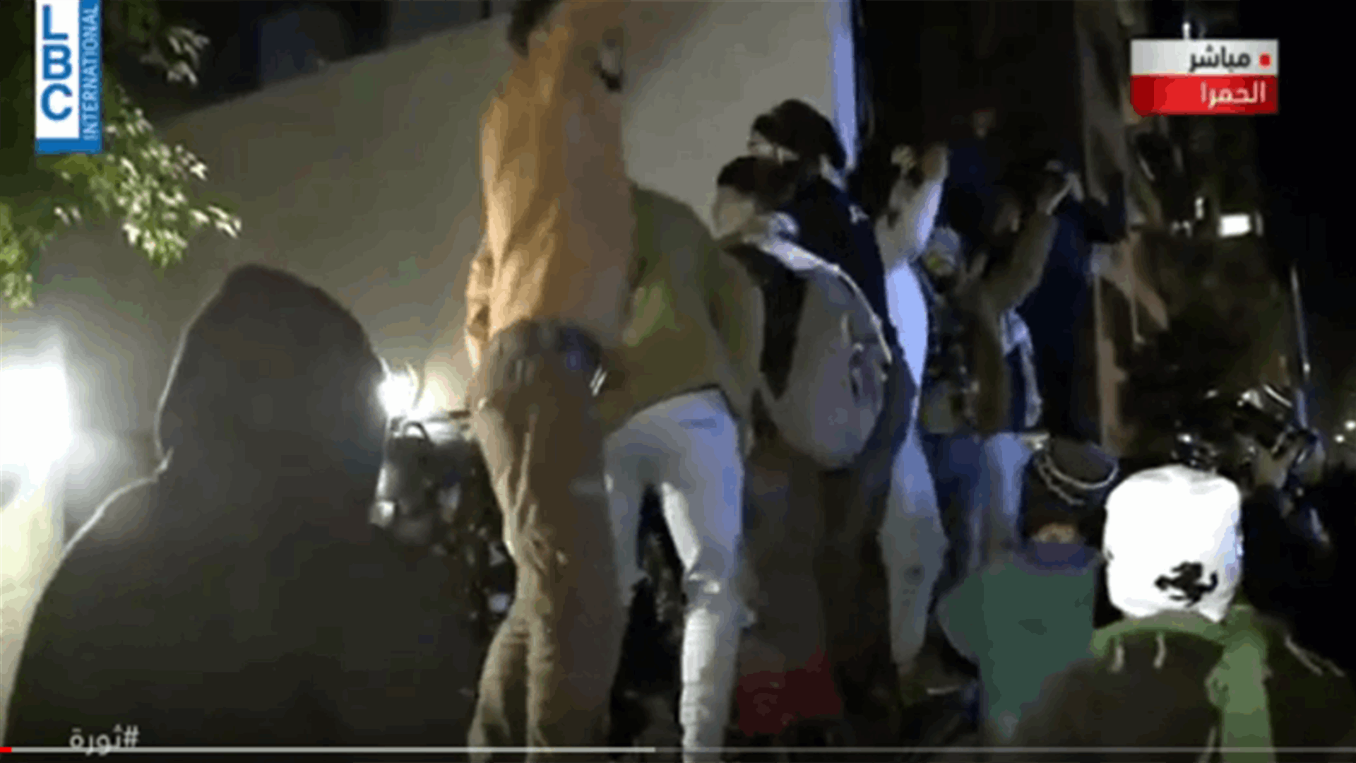 مسيرة المحتجين في الحمرا تصل الى أمام منزل السنيورة (فيديو)