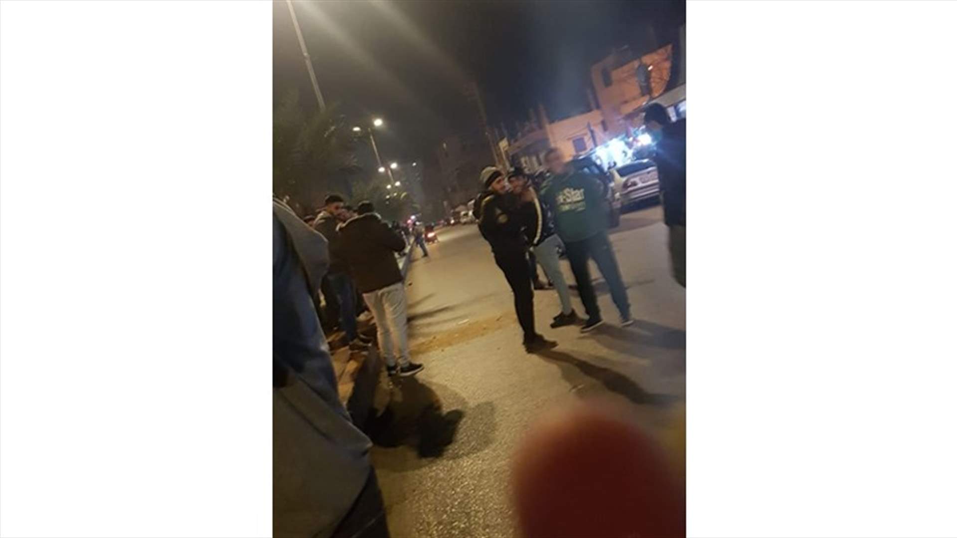 سقوط جريح خلال قطع اوتوستراد البداوي عند مفرق الأكومة