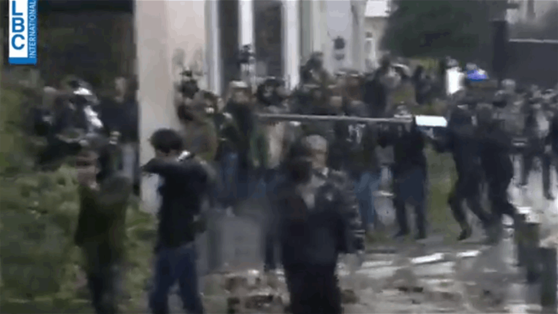 Protesters throw stones, metal barriers at security forces in downtown Beirut-[VIDEO]