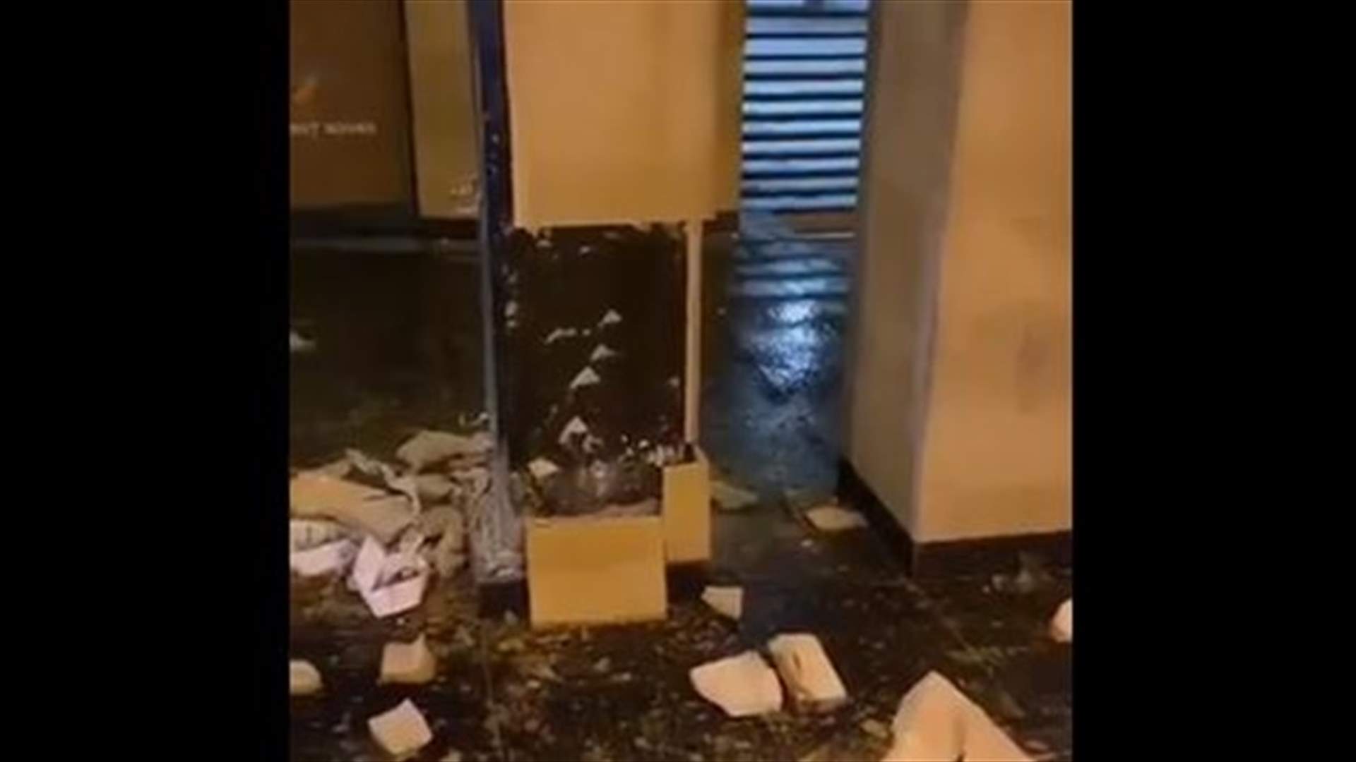 قوى الأمن تنشر فيديو يظهر تكسير أجزاء من الأعمدة في وسط بيروت لاستعمالها ضد "مكافحة الشغب"