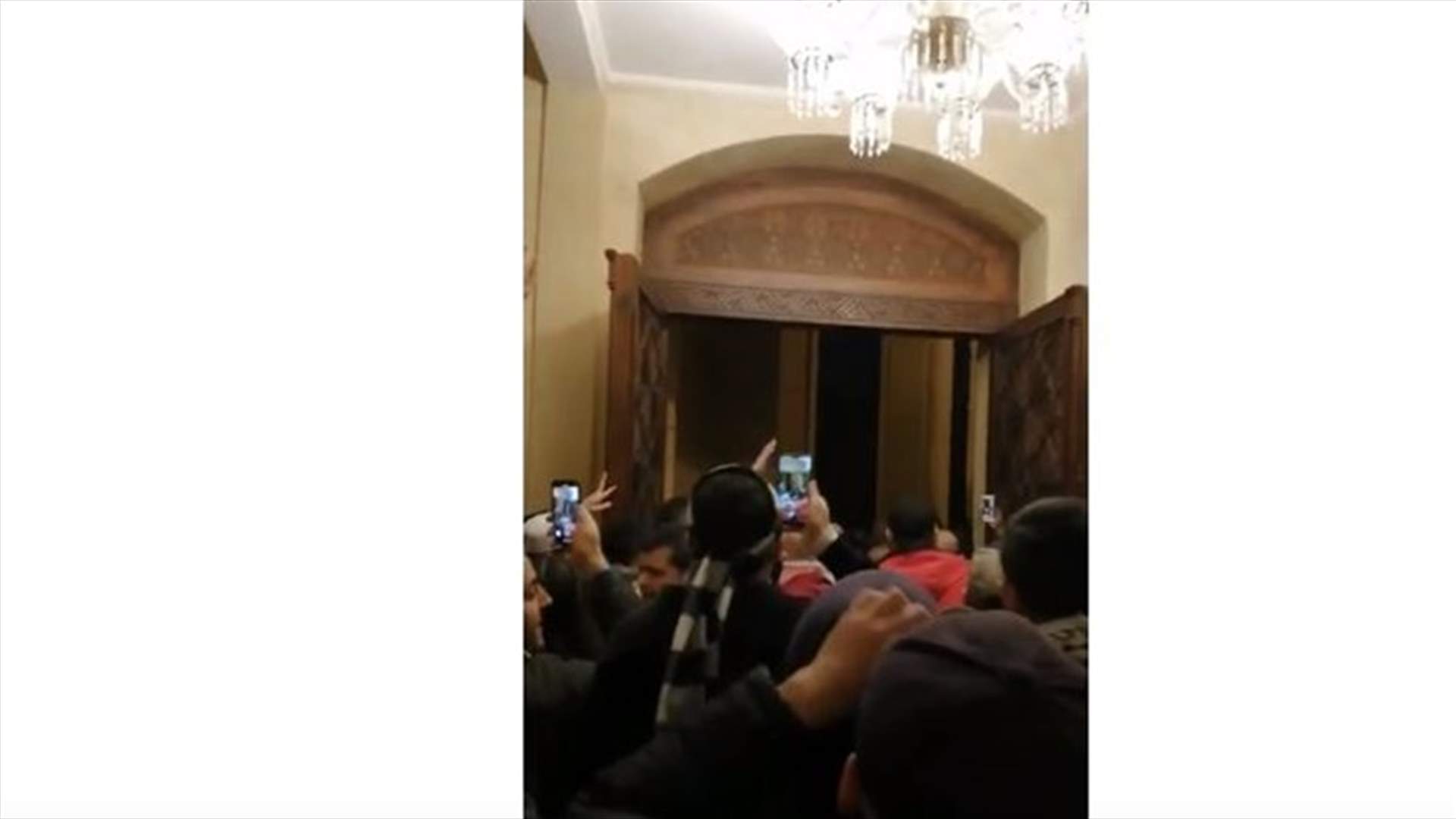 كيف بدا المشهد داخل مسجد محمد الأمين في خلال المواجهات؟ (فيديو)