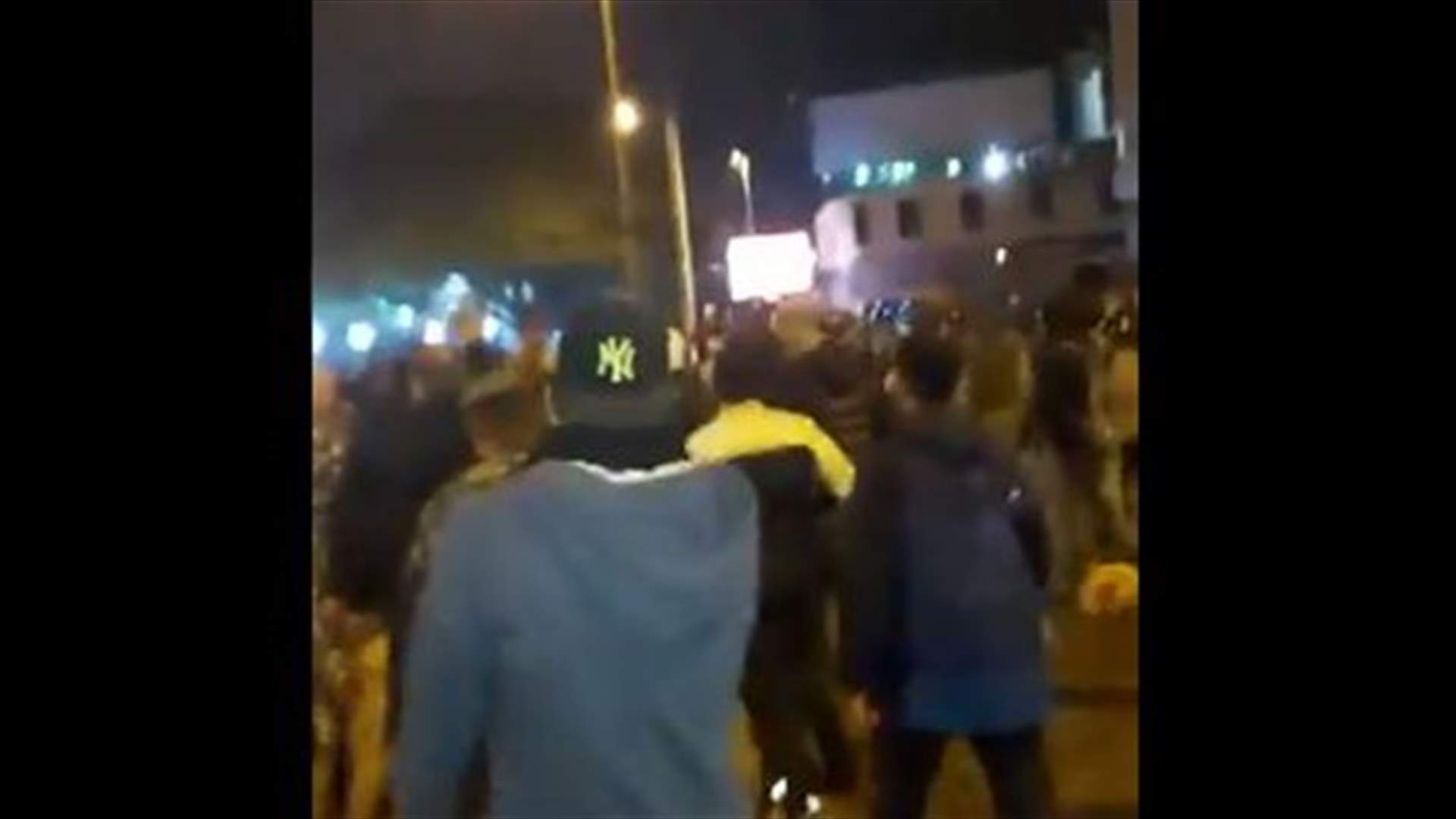 اخراج متظاهرين من داخل مسجد محمد الأمين بحماية قوى الامن (فيديو)