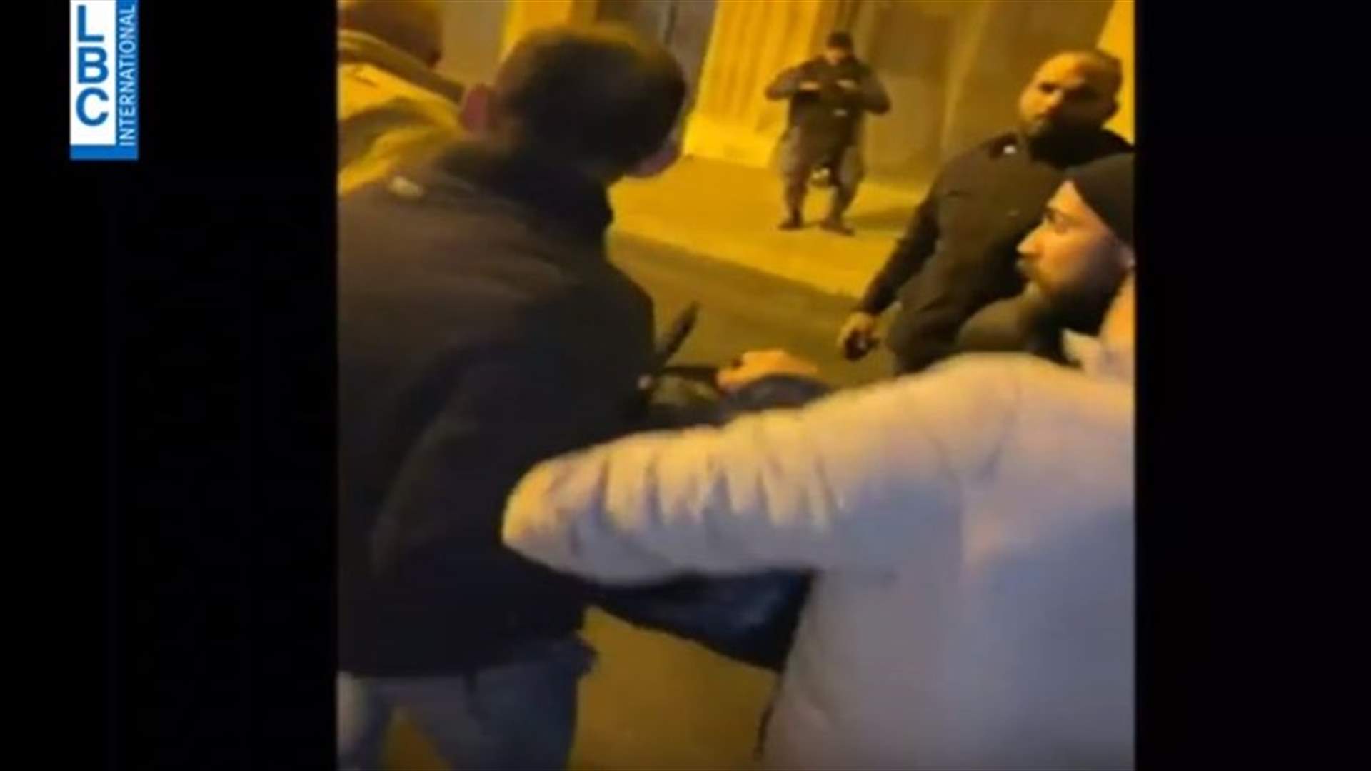 لحظة مساعدة متظاهرين لعنصر مصاب من قوى الأمن في وسط بيروت (فيديو)