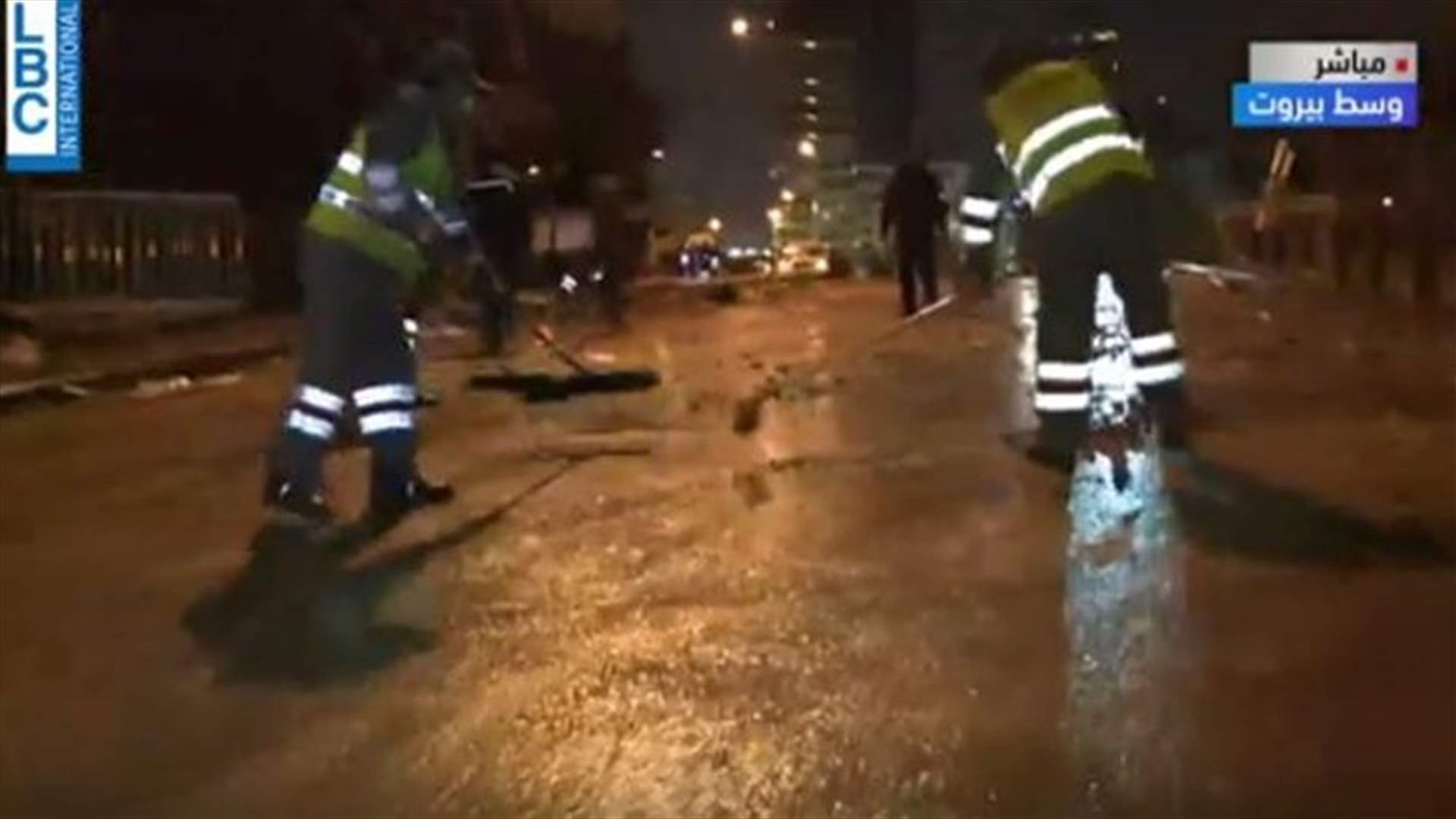 بعد المواجهات... اعمال تنظيف وكنس وسط بيروت! (فيديو)