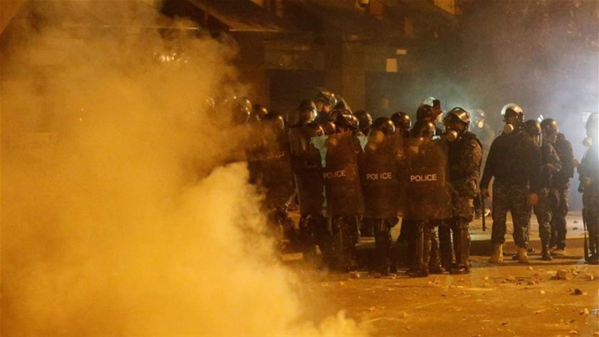 قوى الأمن تنشر فيديو لضابط يطلق نداءً عبر مكبر الصوت...