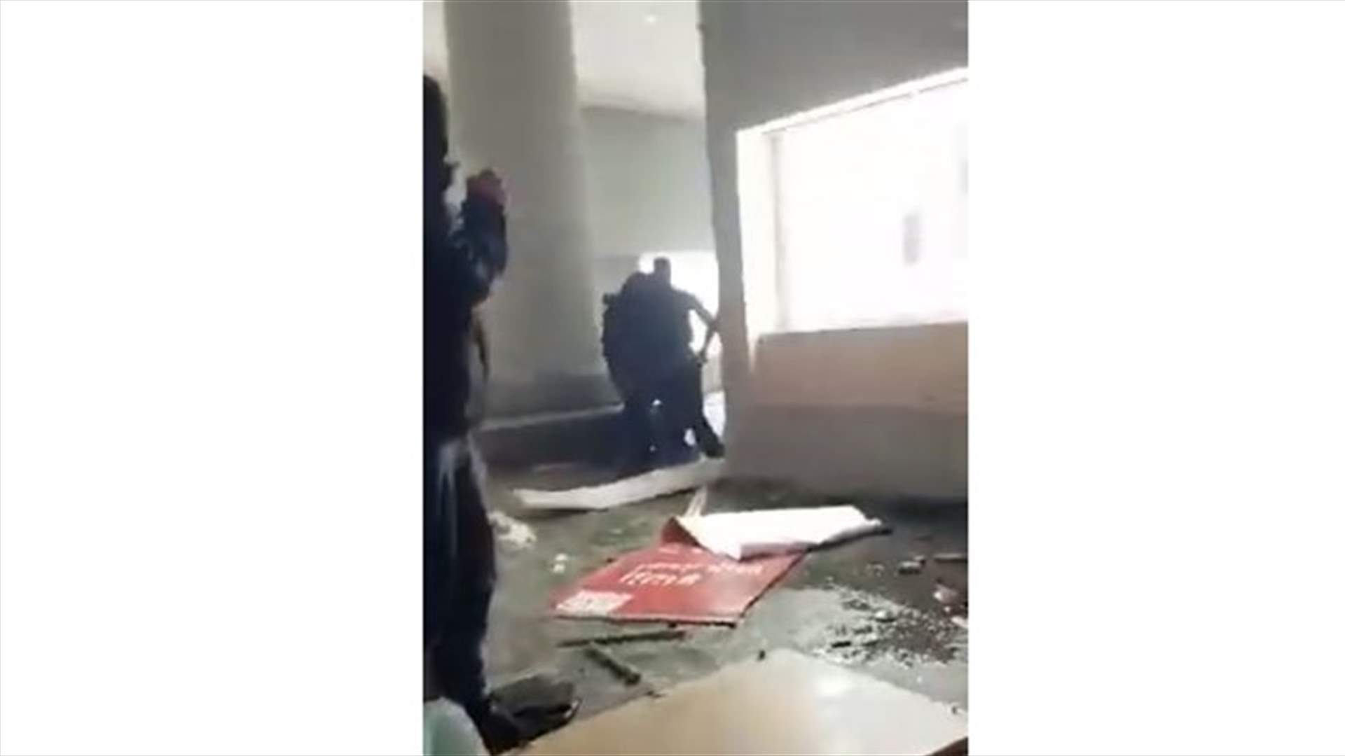 في وسط بيروت... محتجون يقتحمون مكتب "ألفا" ويحطمون محتوياته (فيديو)