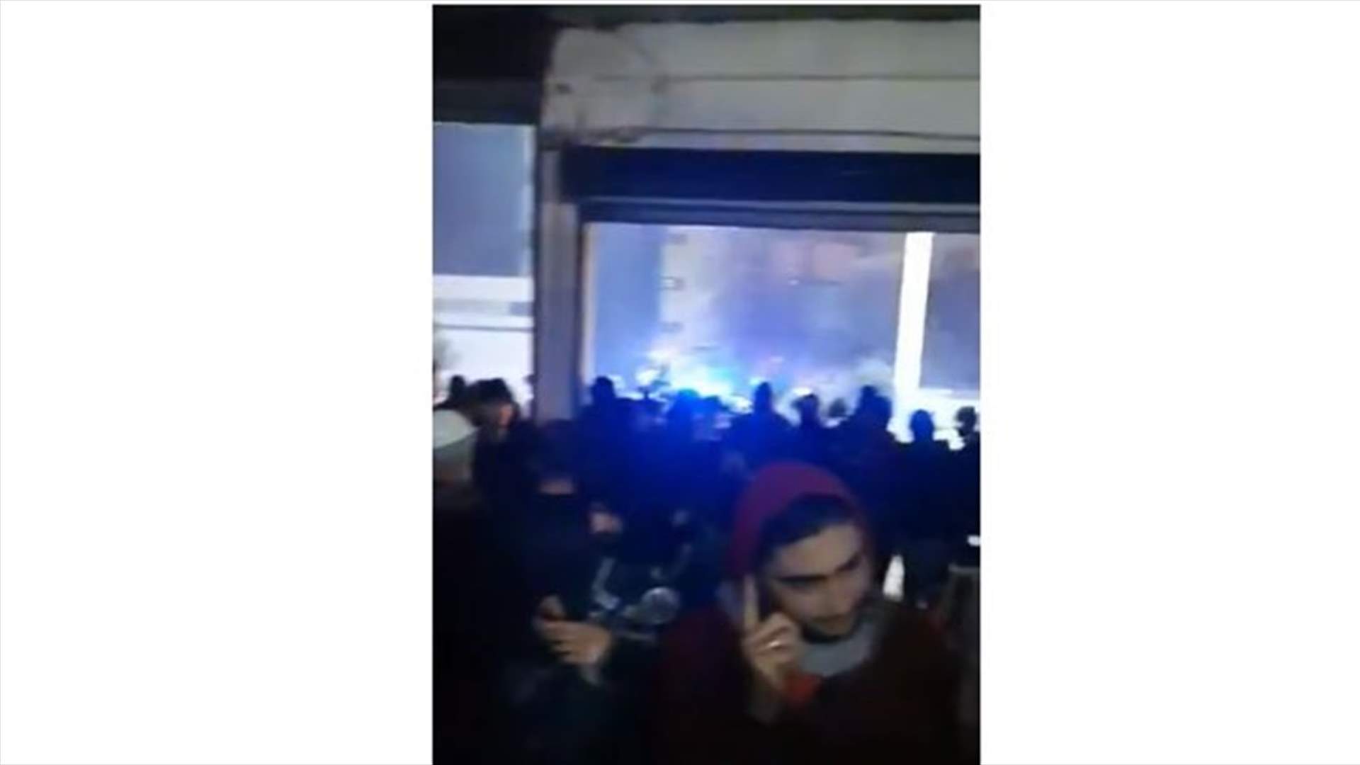 متظاهرون يحتمون من الامطار داخل بيت الكتائب في الصيفي (فيديو)