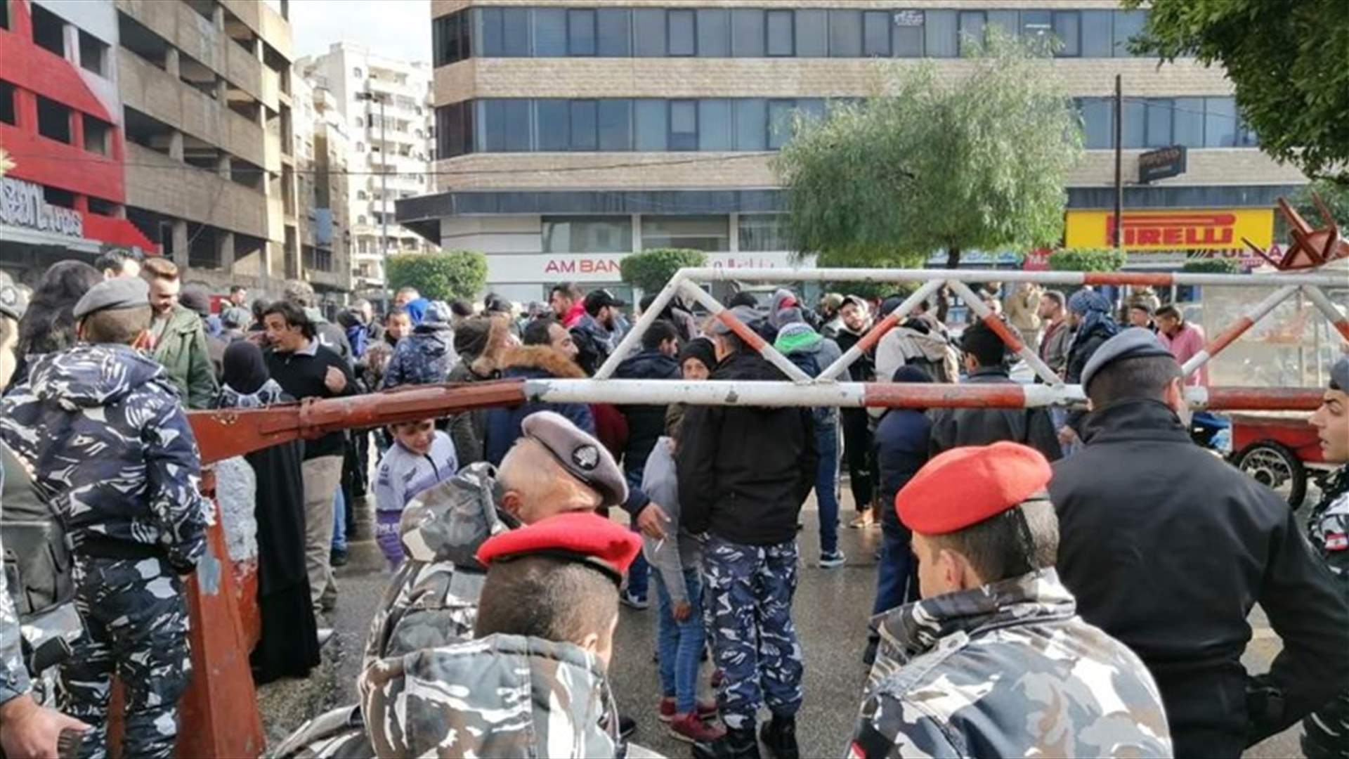 اعتصام أمام مدخل سرايا طرابلس... ورشق المبنى بالليمون