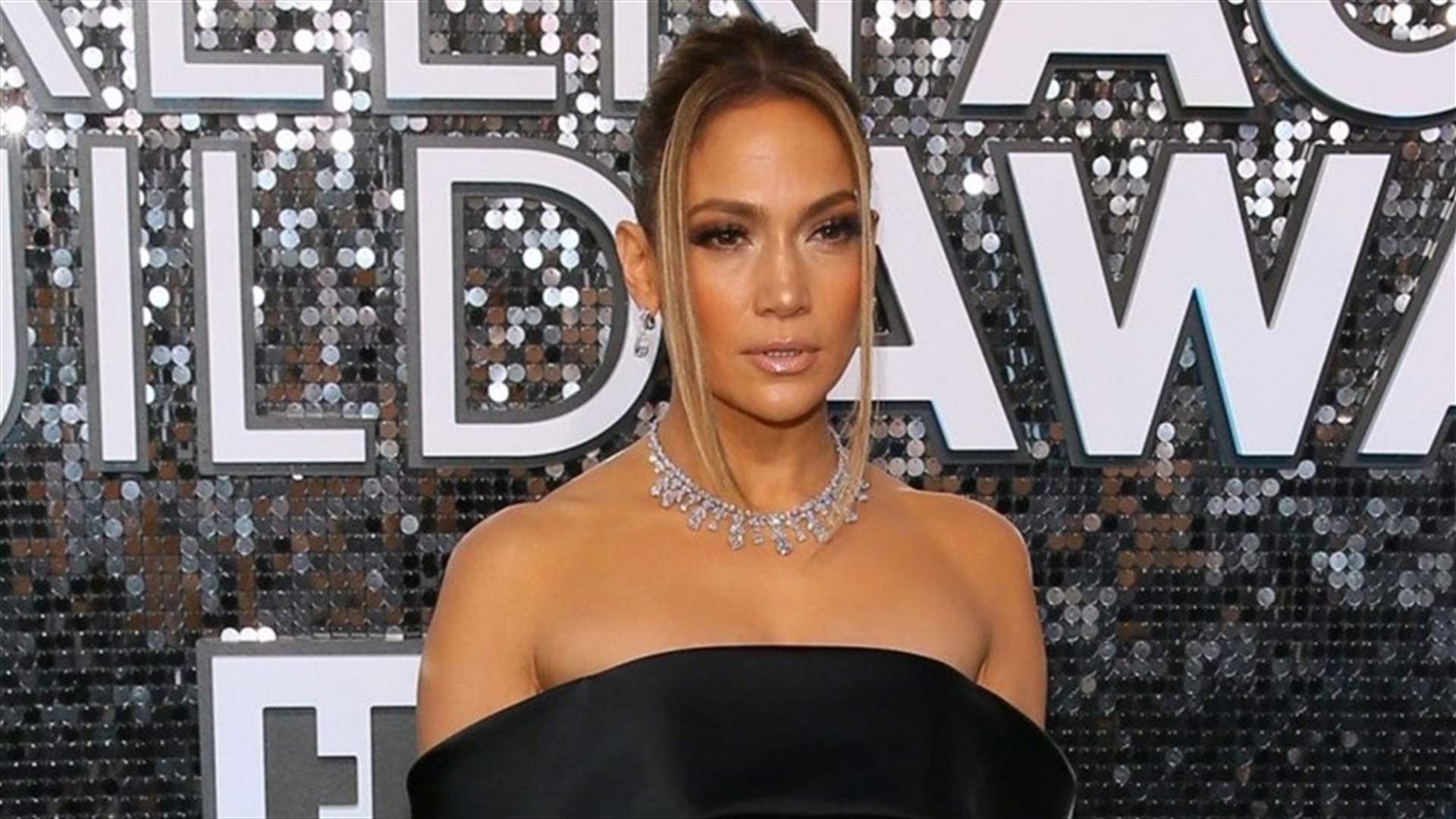 جينيفر لوبيز تتألق بفستان لمصمم لبناني... ومجوهرات بقيمة 9 مليون دولار!