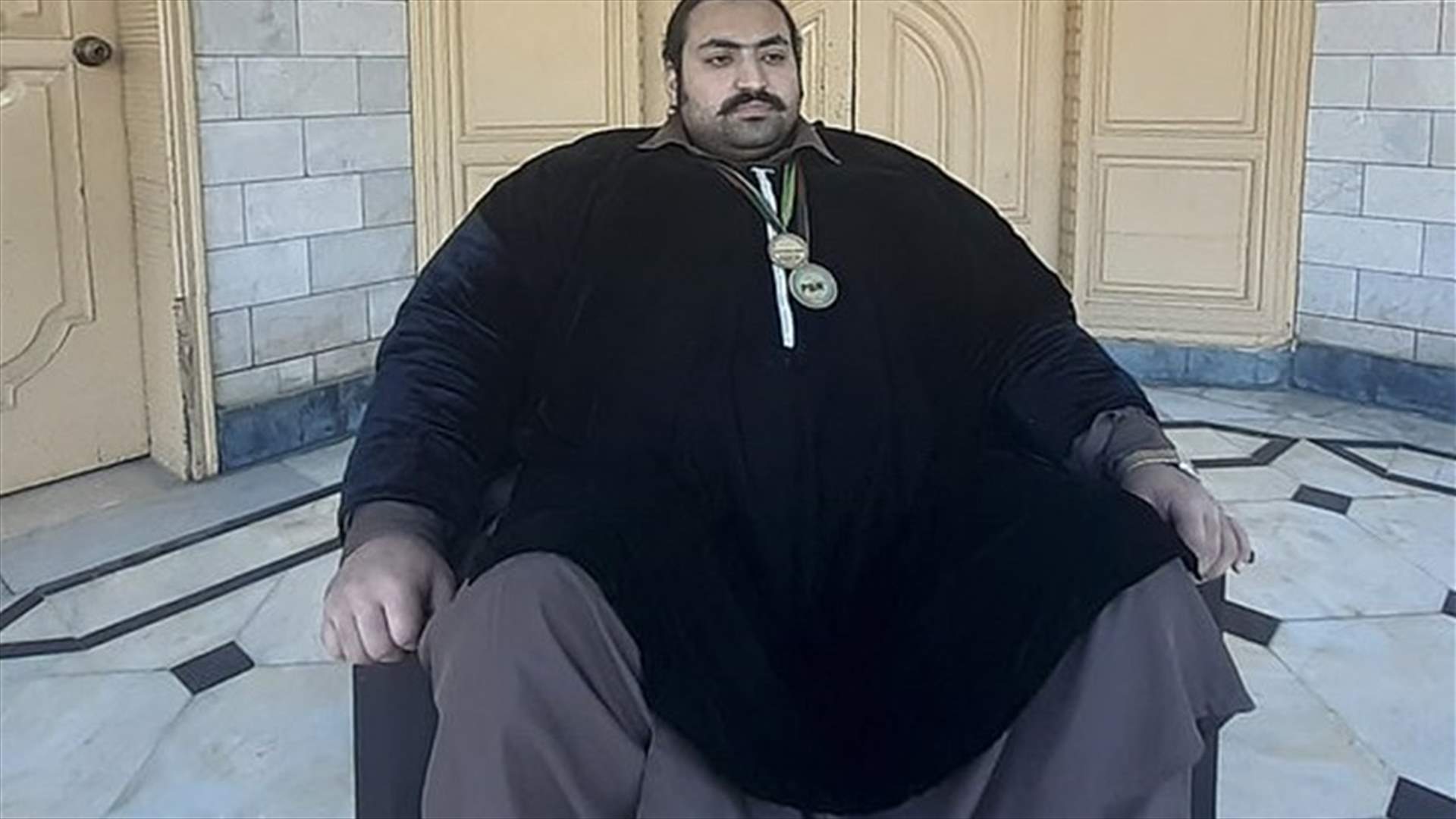 &quot;عملاق باكستان&quot; يبحث عن عروس وزنها لا يقل عن 100 كيلوغرام!