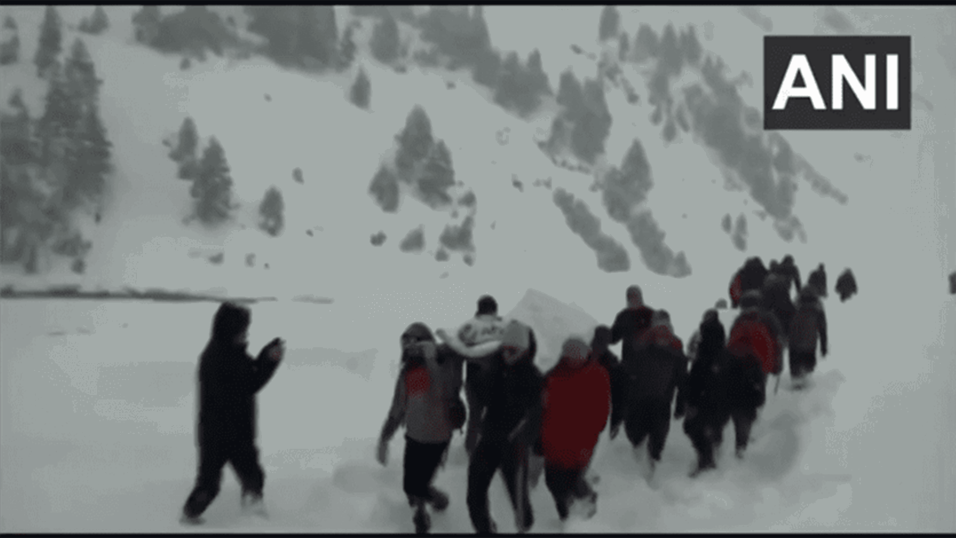 قرويون يخاطرون بحياتهم على منحدرات ثلجية للمساعدة في حمل شرطي مصاب (فيديو)