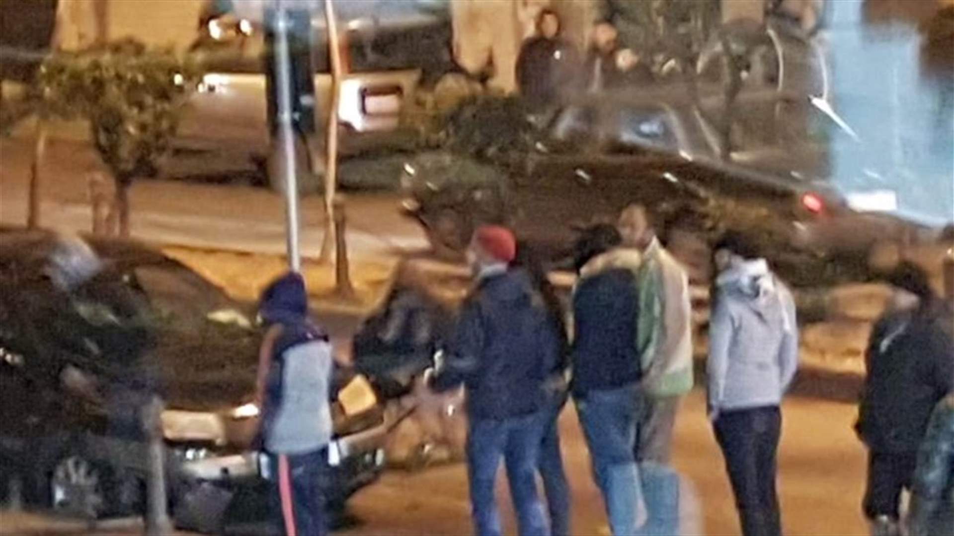 محتجون حطموا واجهات مصرف "سيدروس" في طرابلس واقفلوا جادة رياض الصلح في الجميزات (صورة)