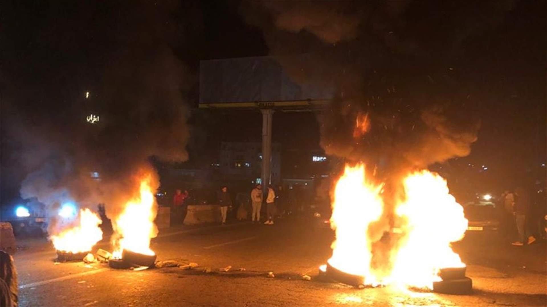 الوكالة الوطنية: اقفال اوتوستراد جبيل بالاتجاهين مقابل صيدلية الرحباني بالاطارات المشتعلة (صورة)