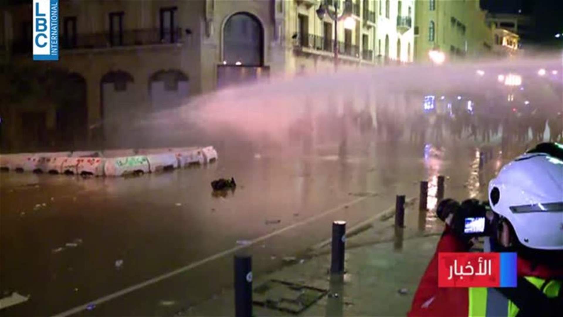 القوى الأمنية تستخدم خراطيم المياه لتفريق المتظاهرين بمحيط مجلس النواب (فيديو)