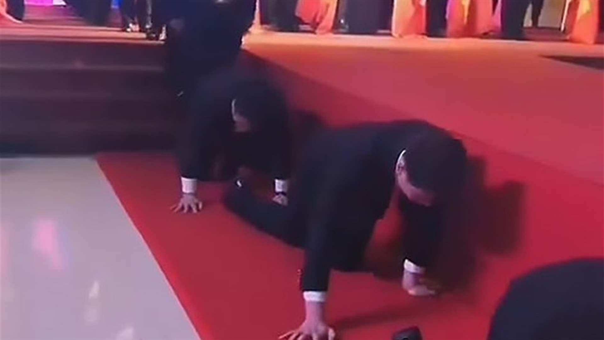 فشلوا في الإيفاء بوعودهم... مسؤولو شركة صينية يزحفون أمام موظفيهم كعقاب!