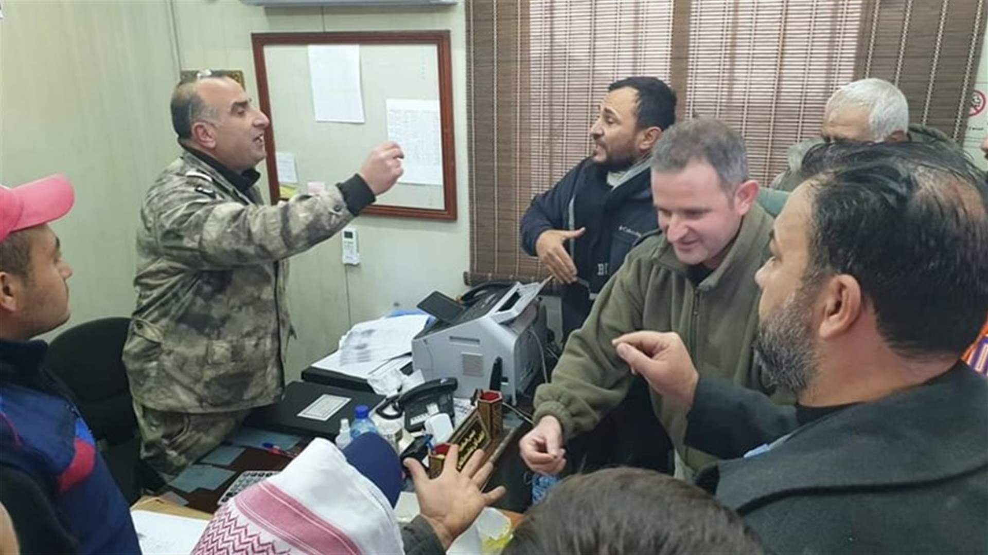 محتجون اقفلوا مركز الجمارك في العريضة