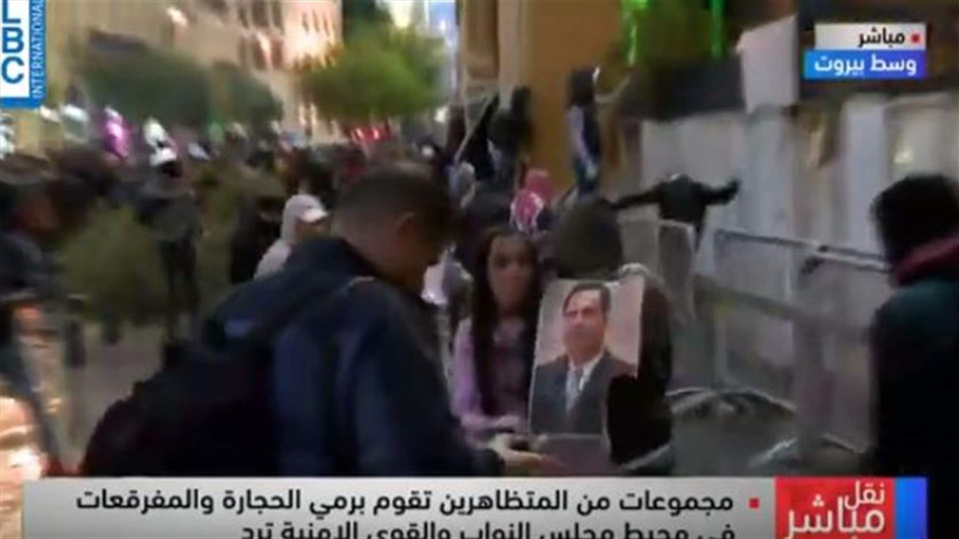 رشق الحجارة وحرق صورة دياب في وسط بيروت... والقوى الامنية تردّ (فيديو)