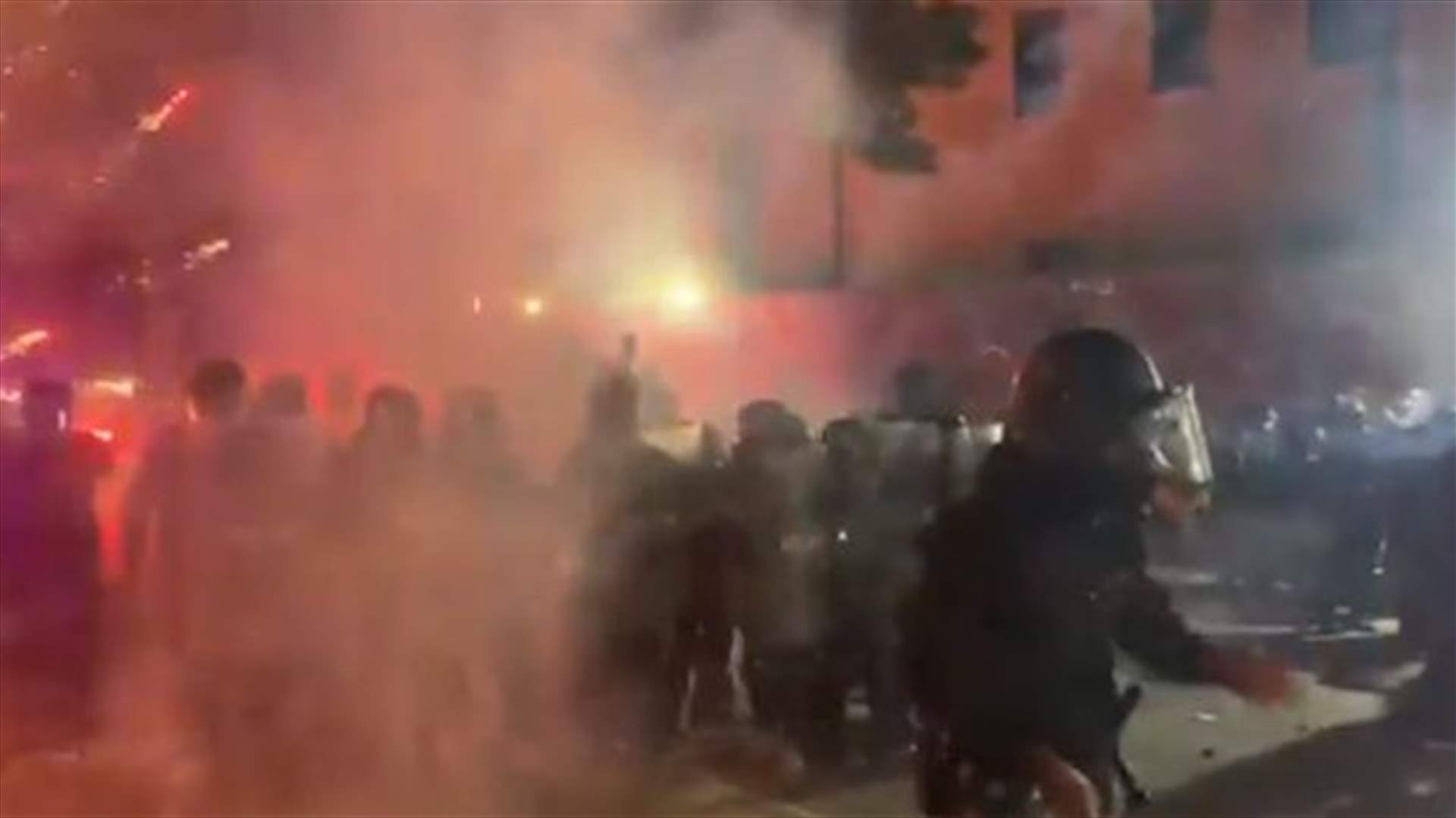 قوى الأمن تنشر فيديو يظهر "مشهدًا من الاعتداءات التي تعرَّضت لها عناصر مكافحة الشغب"