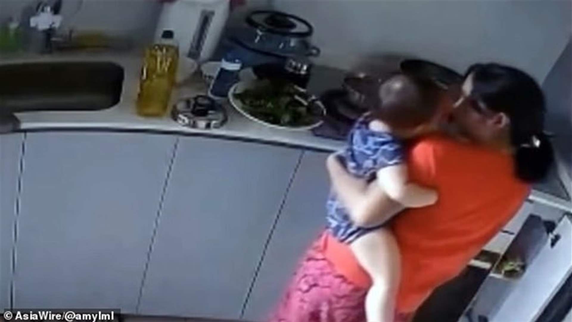 عاملة في الخدمة المنزلية تضع يد طفلة في الماء المغلي... لتعود الى وطنها! (فيديو)