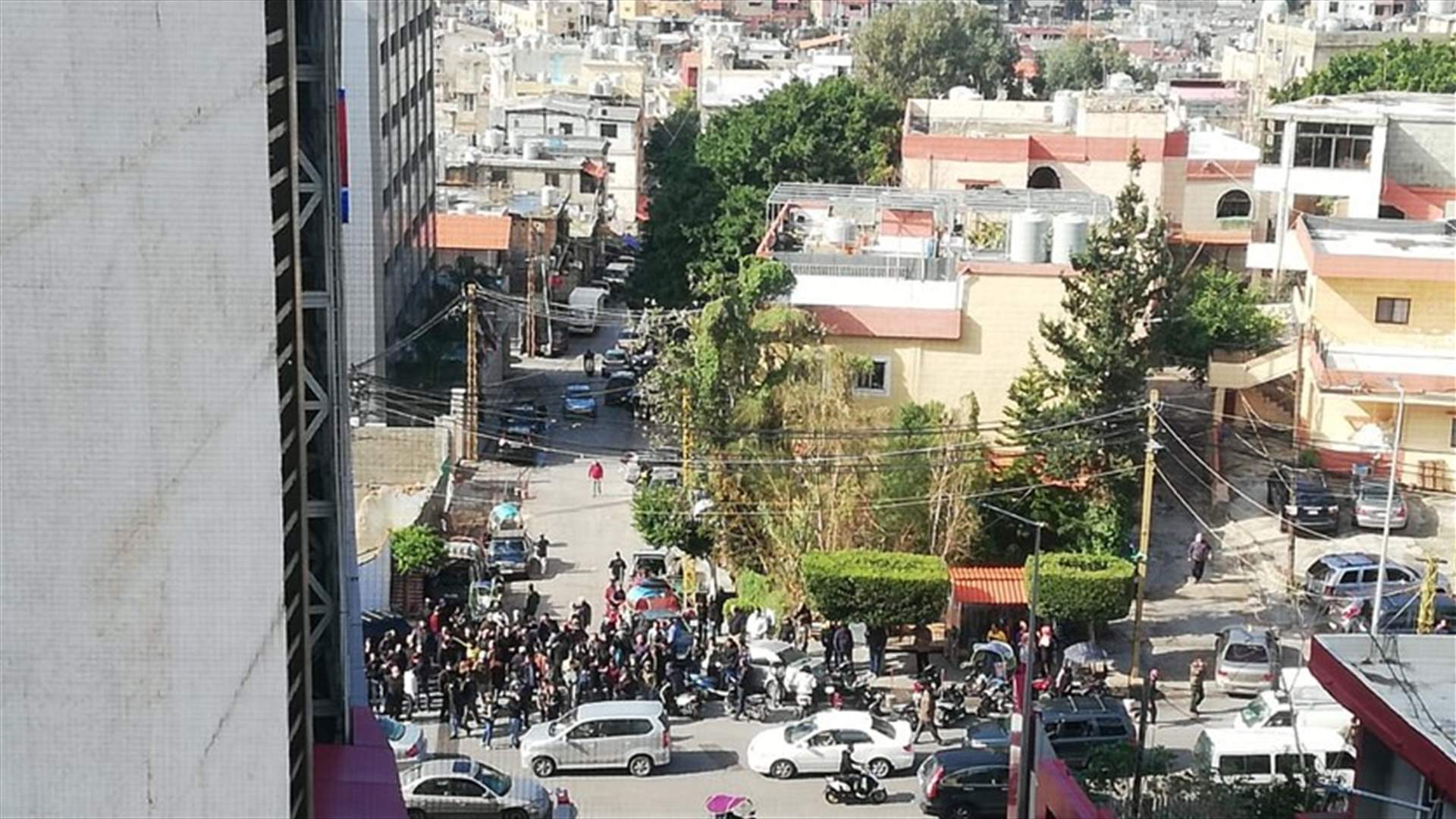 مسيرة بعنوان "جولة لكشف حساب على مزاريب الهدر"... ومتظاهرون يتعرضون للضرب امام مجلس الجنوب (فيديو)