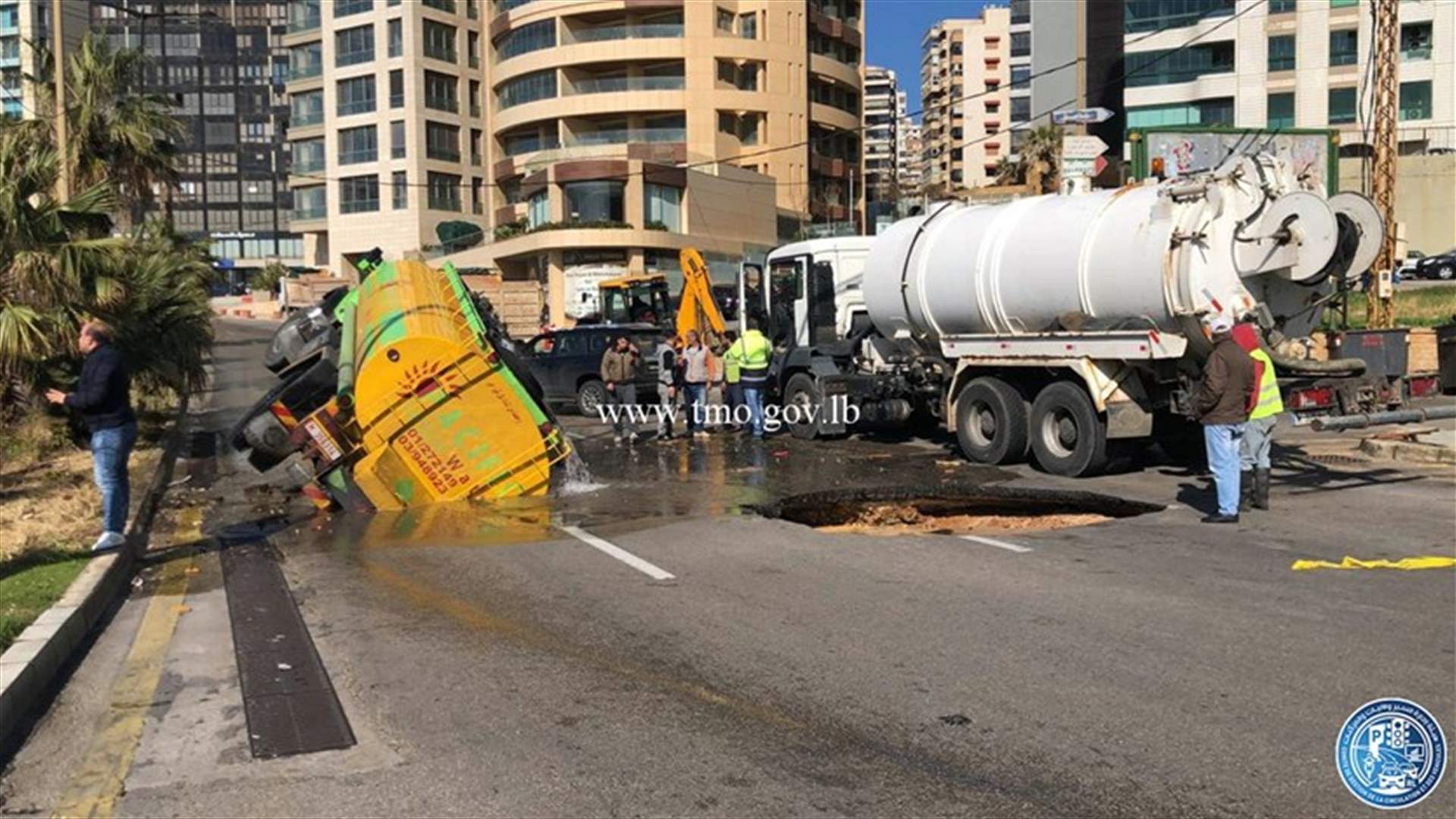 التحكم المروري: انخساف الطريق اثناء مرور صهريج للمياه على الكورنيش البحري محلة الروشة بيروت وتحويل السير الى الطرقات المجاورة (صور)