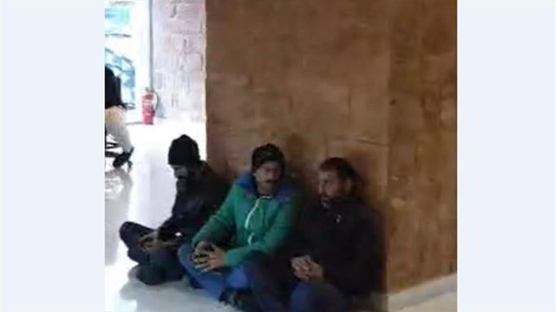 محتجون يعتصمون داخل أحد المصارف في طرابلس
