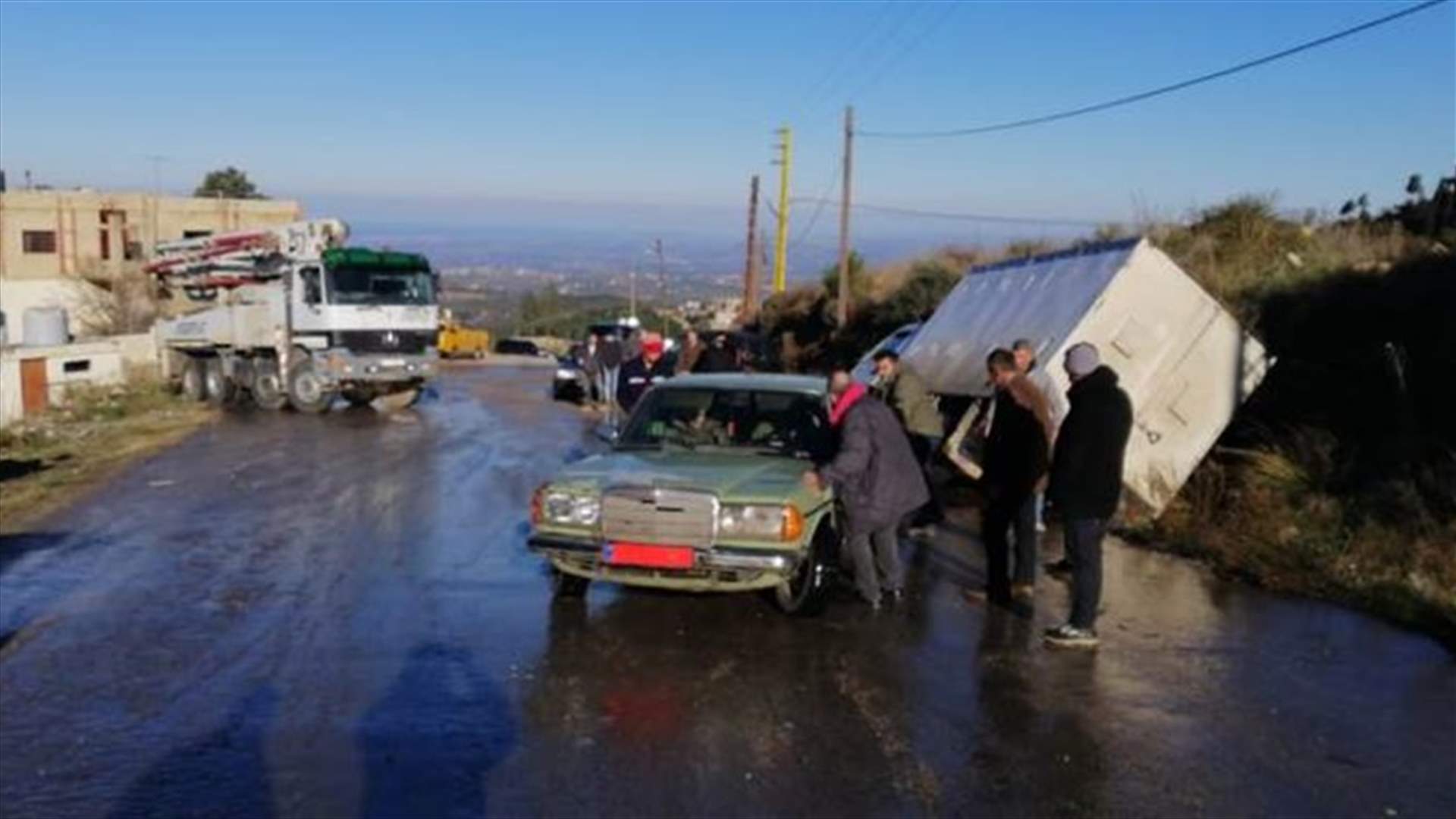 انزلاق شاحنة باطون على طريق عام عيات عكار (صورة)