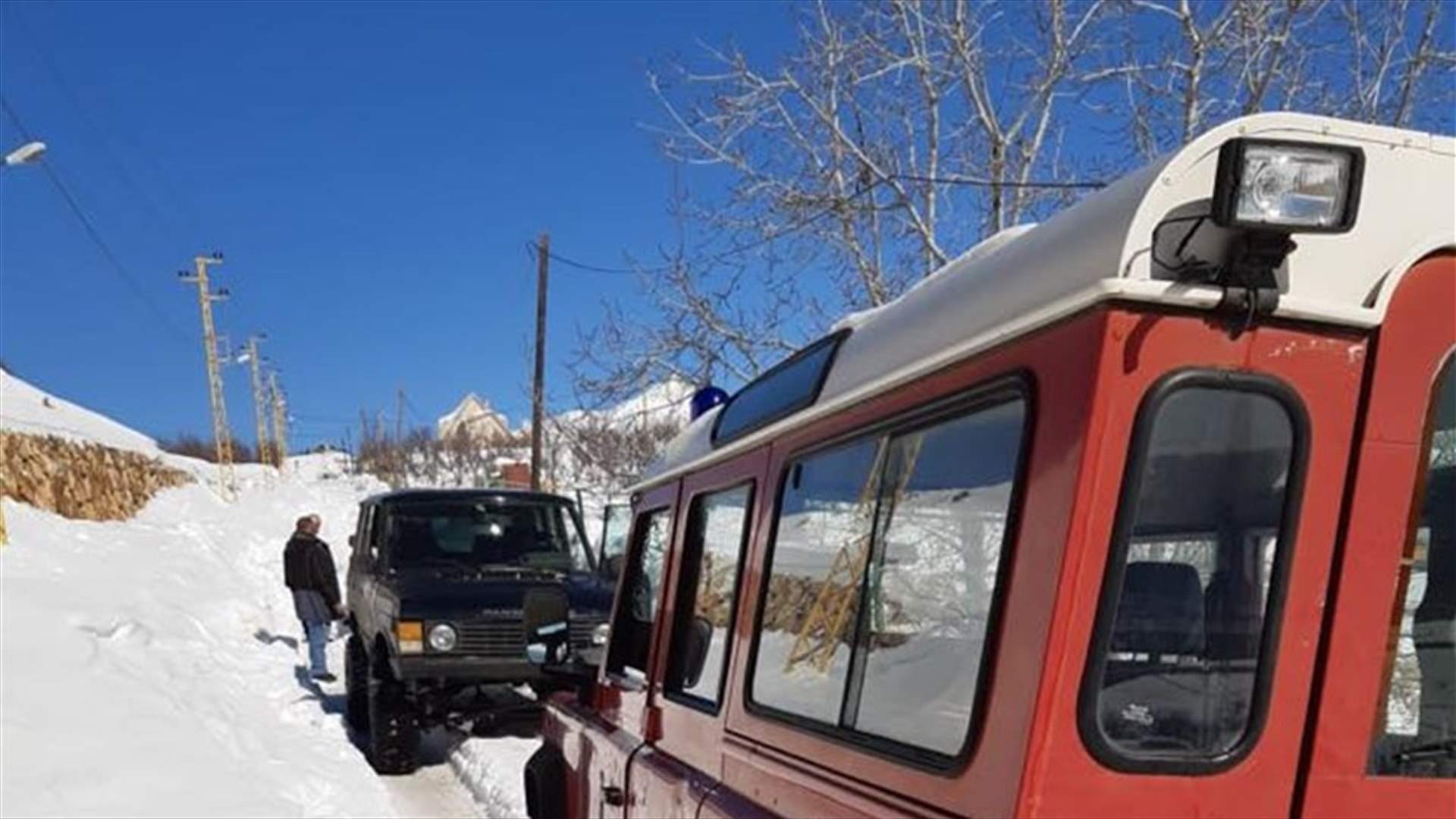 إنقاذ عائلة احتجزتها الثلوج في قرطبا