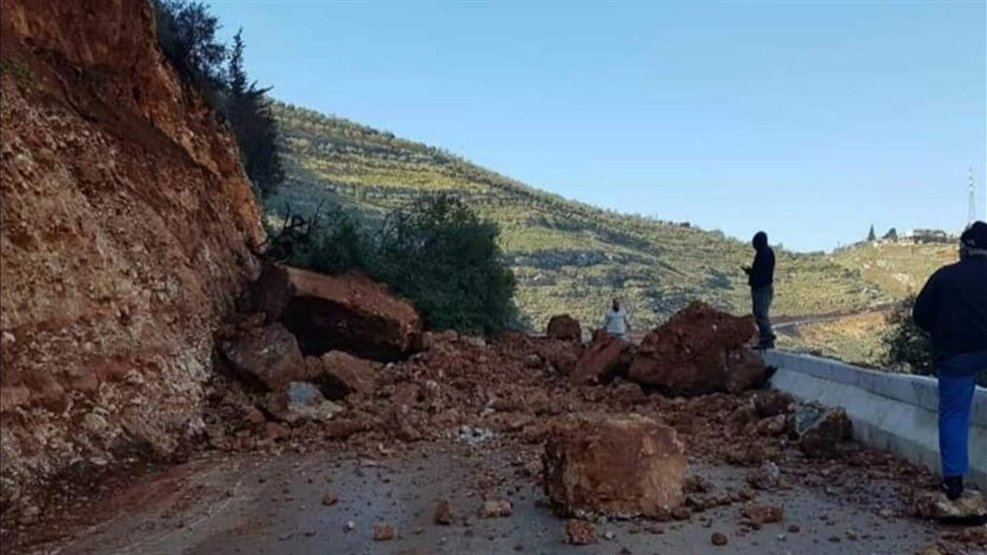 إنهيار صخري يقطع طريق عزقي ـ عيون السمك في الضنية...