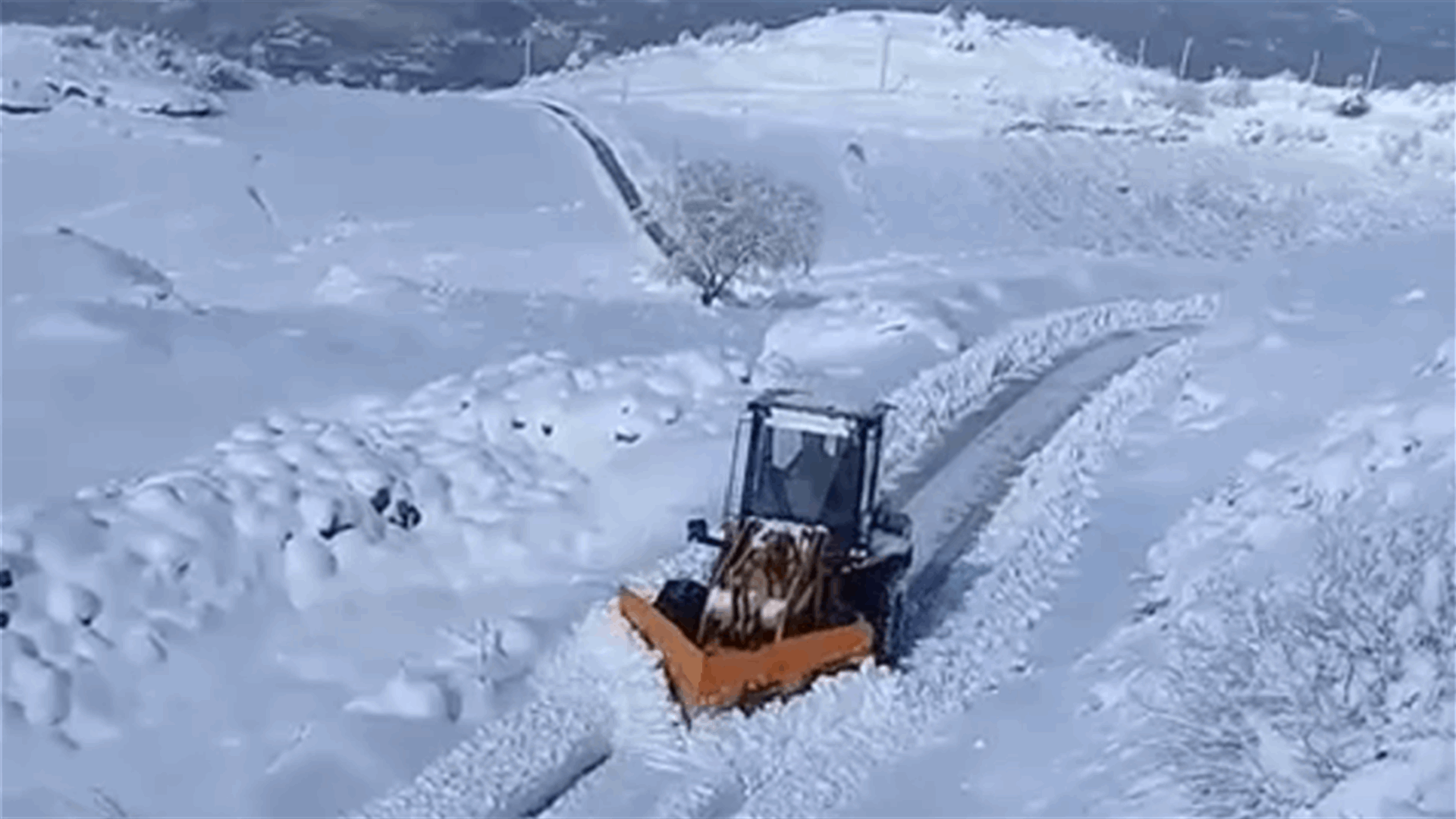 الجرافات تعمل على فتح الطرق المقطوعة بالثلج في عكار