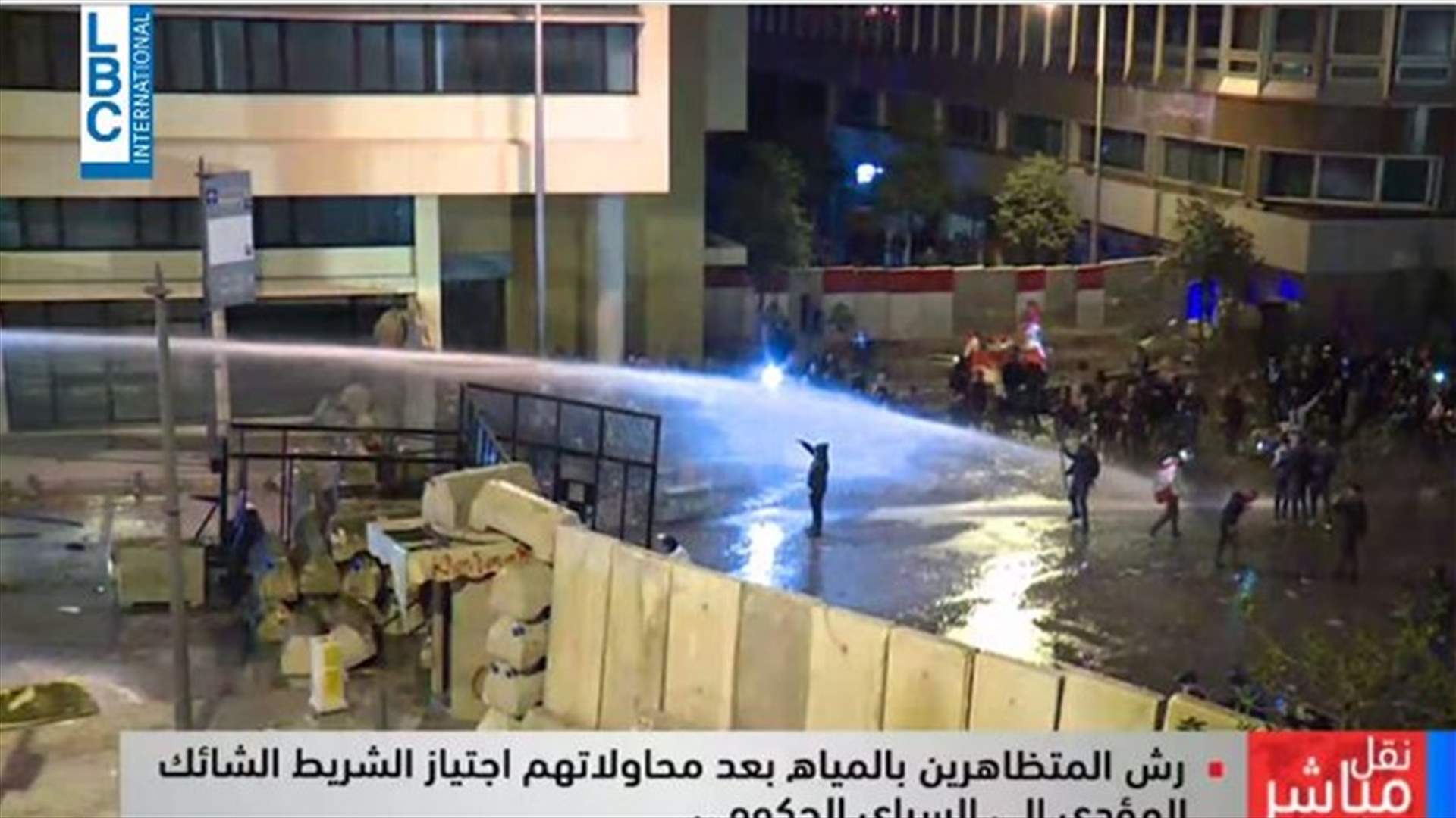 متظاهرون يجتازون عوائق أمام المدخل الرئيسي للسراي الحكومي (فيديو)
