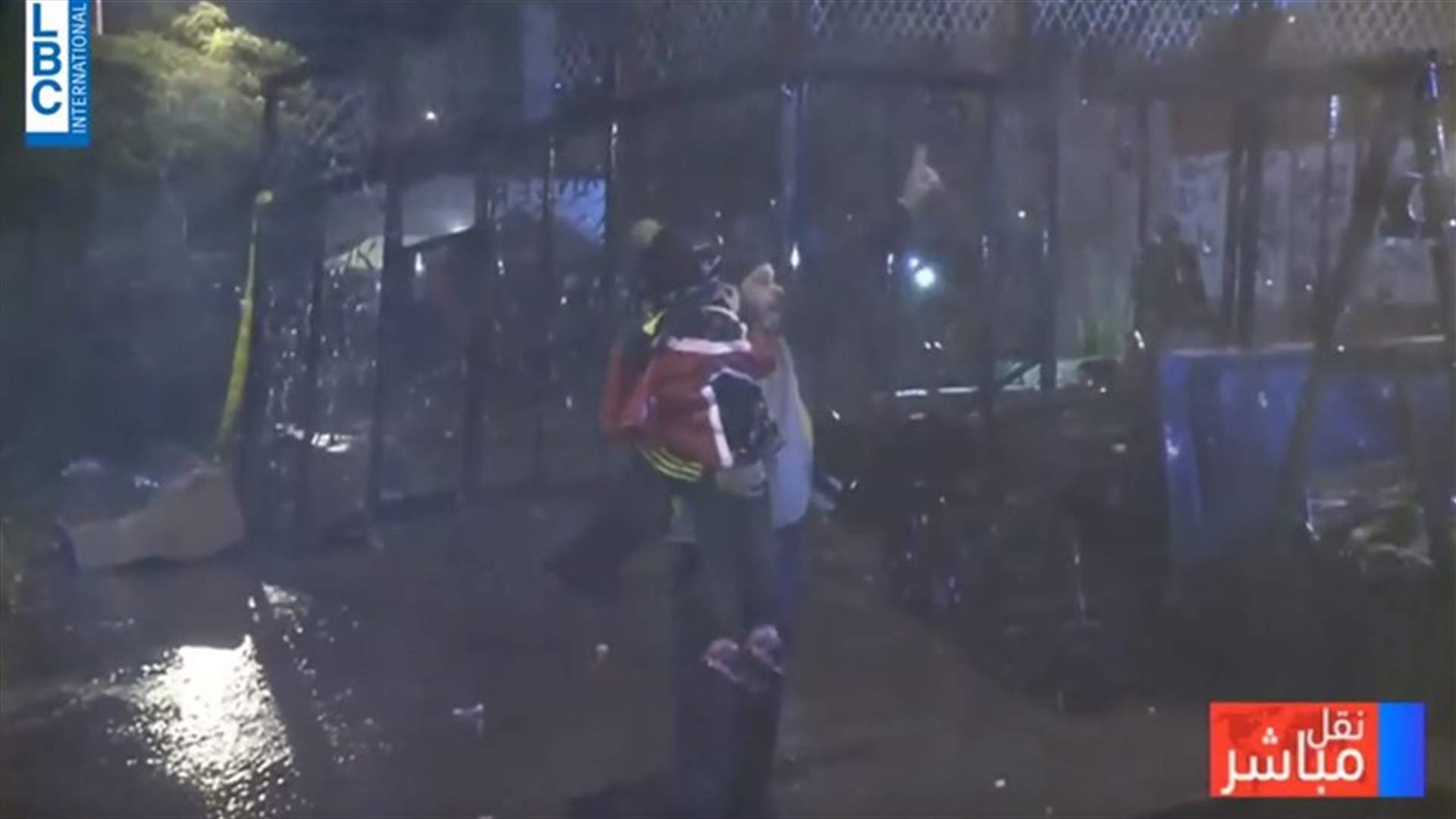 أمام مدخل السراي الحكومي... رجل يحمل طفله وسط إطلاق خراطيم المياه (فيديو)