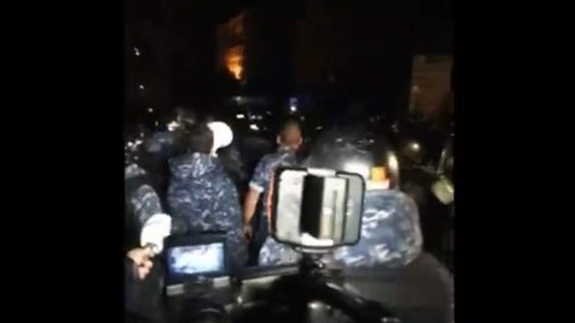 القوى الأمنية طلبت عبر مكبرات الصوت من المواطنين السلميين المغادرة أثناء مواجهات وسط بيروت (فيديو)