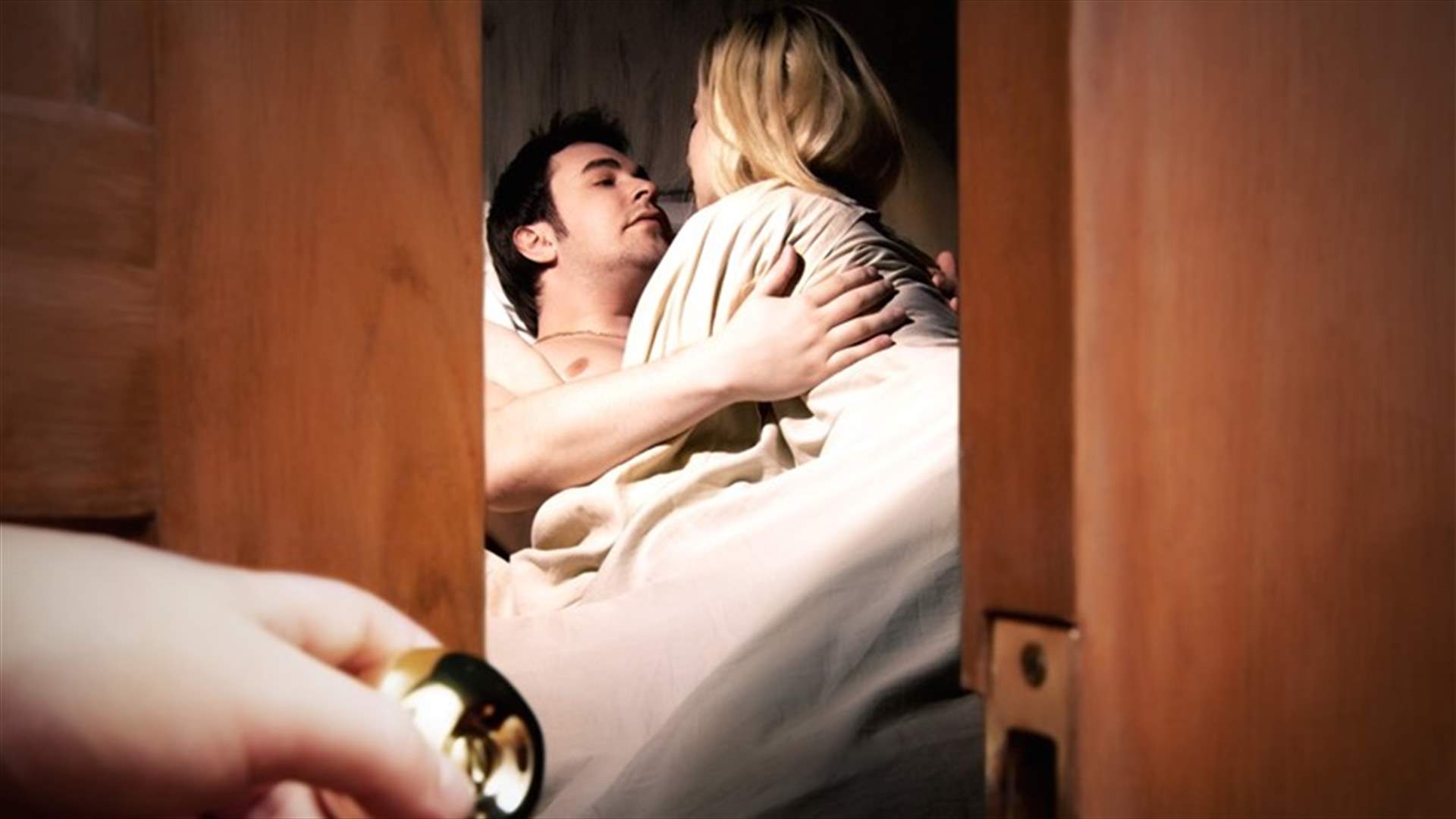 رأى زوجته بوضع حميم مع رجل آخر... فصوّرها وفضحها!