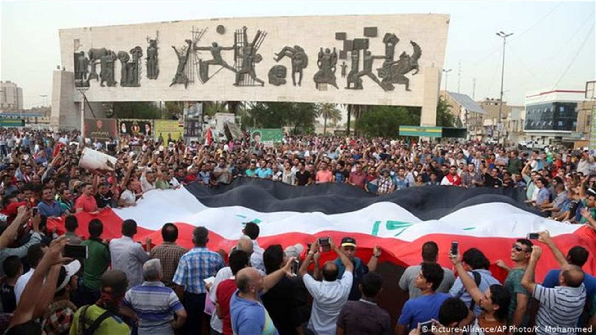 قوات الأمن العراقية تشتبك مع مئات المحتجين في وسط بغداد
