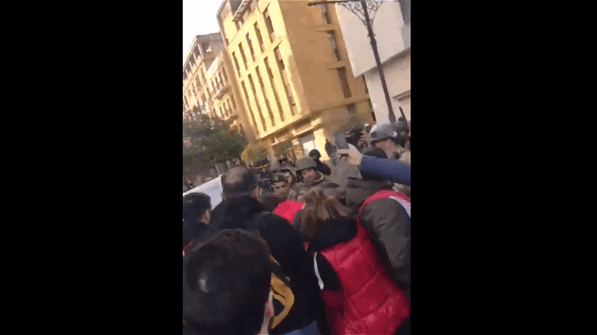 اشكال بين الجيش ومحتجين حاولوا الدخول إلى مقابل أحد مداخل ساحة النجمة (فيديوهات)