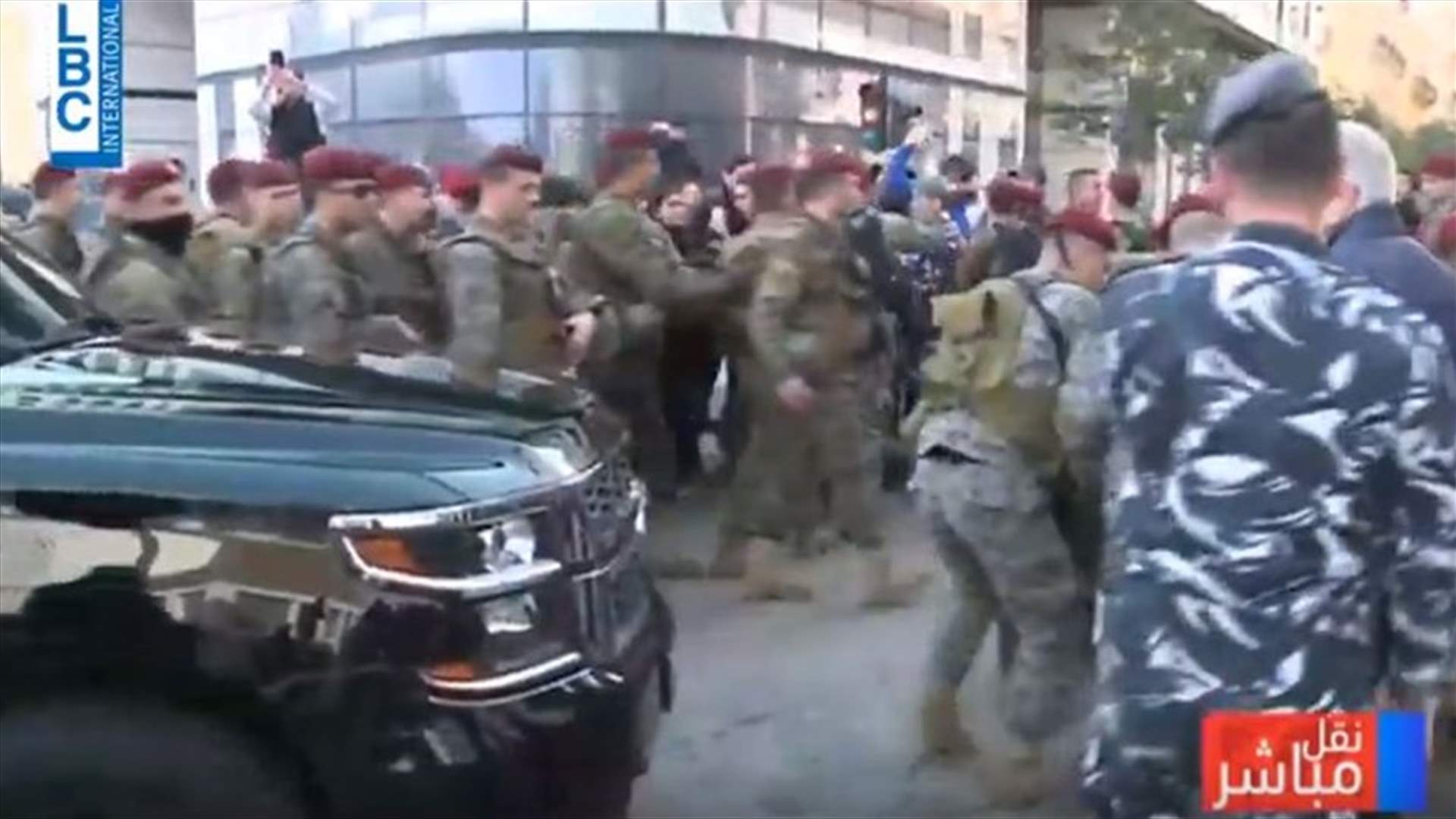 محتجون يحاولون منع مرور موكب أحد النواب عند مدخل أسواق بيروت (فيديو)