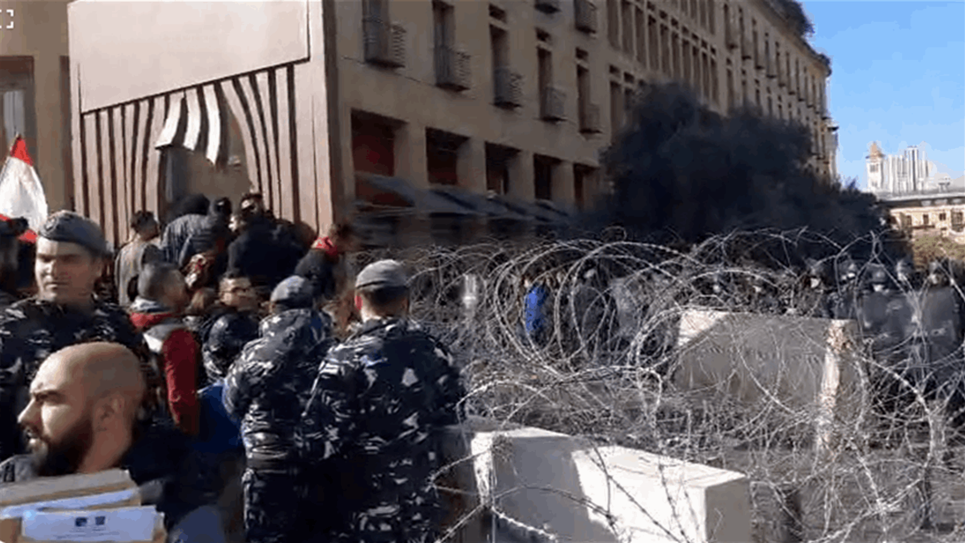 المحتجون يحاولون ازالة الشريط الشائك امام مبنى "النهار"... ورشق قوى الامن بالحجارة (فيديو)
