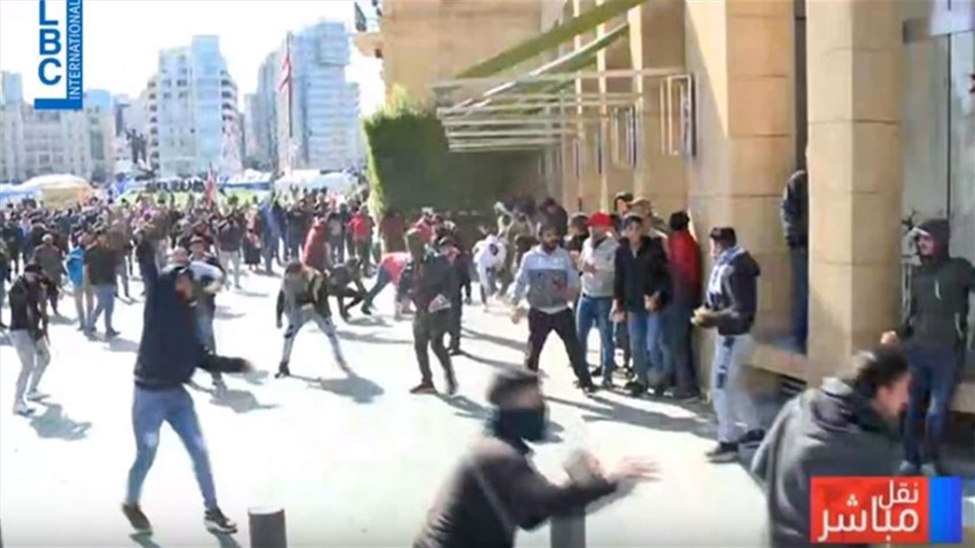 رشق القوى الأمنية بالحجارة ونوع من القنابل بالقرب من فندق لوغراي (فيديو)