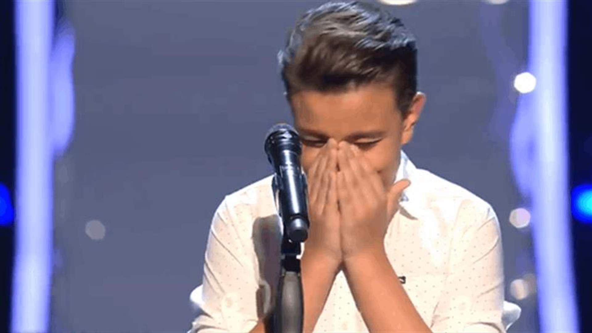 متسابق في The Voice Kids يحرّك مشاعر الحكام... دخل في نوبة بكاء أثناء الغناء (فيديو)