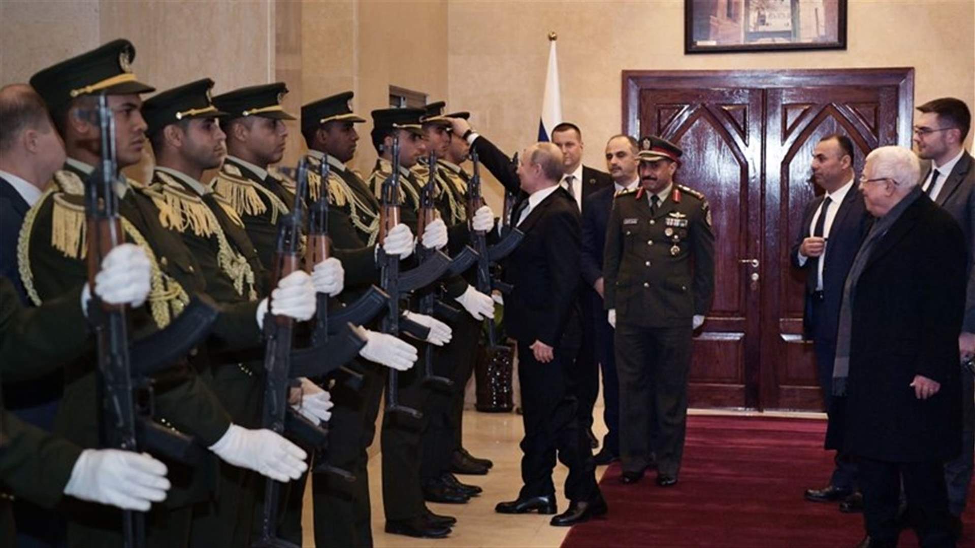 شاهدوا ردّ فعل بوتين بعد سقوط قبعة أحد أفراد الحرس الفلسطيني (فيديو)