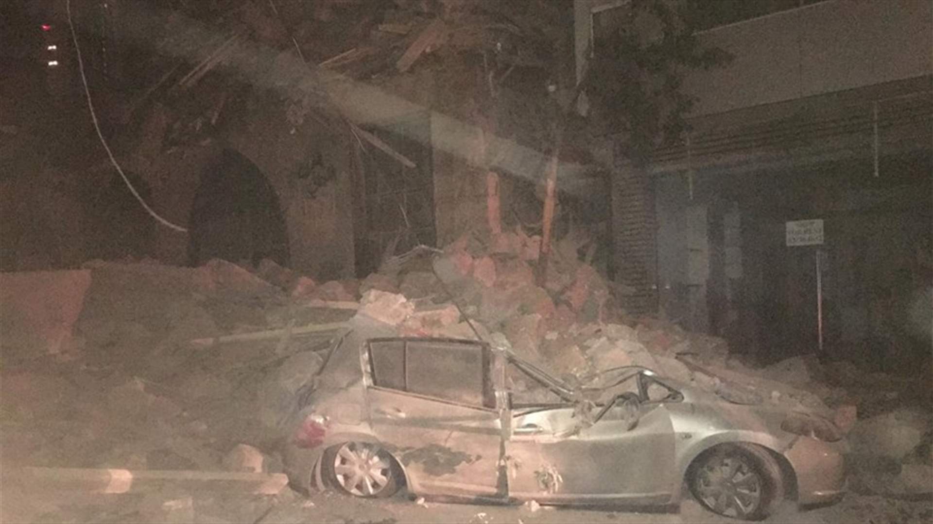 انهيار مبنى في الاشرفية (صور وفيديو)